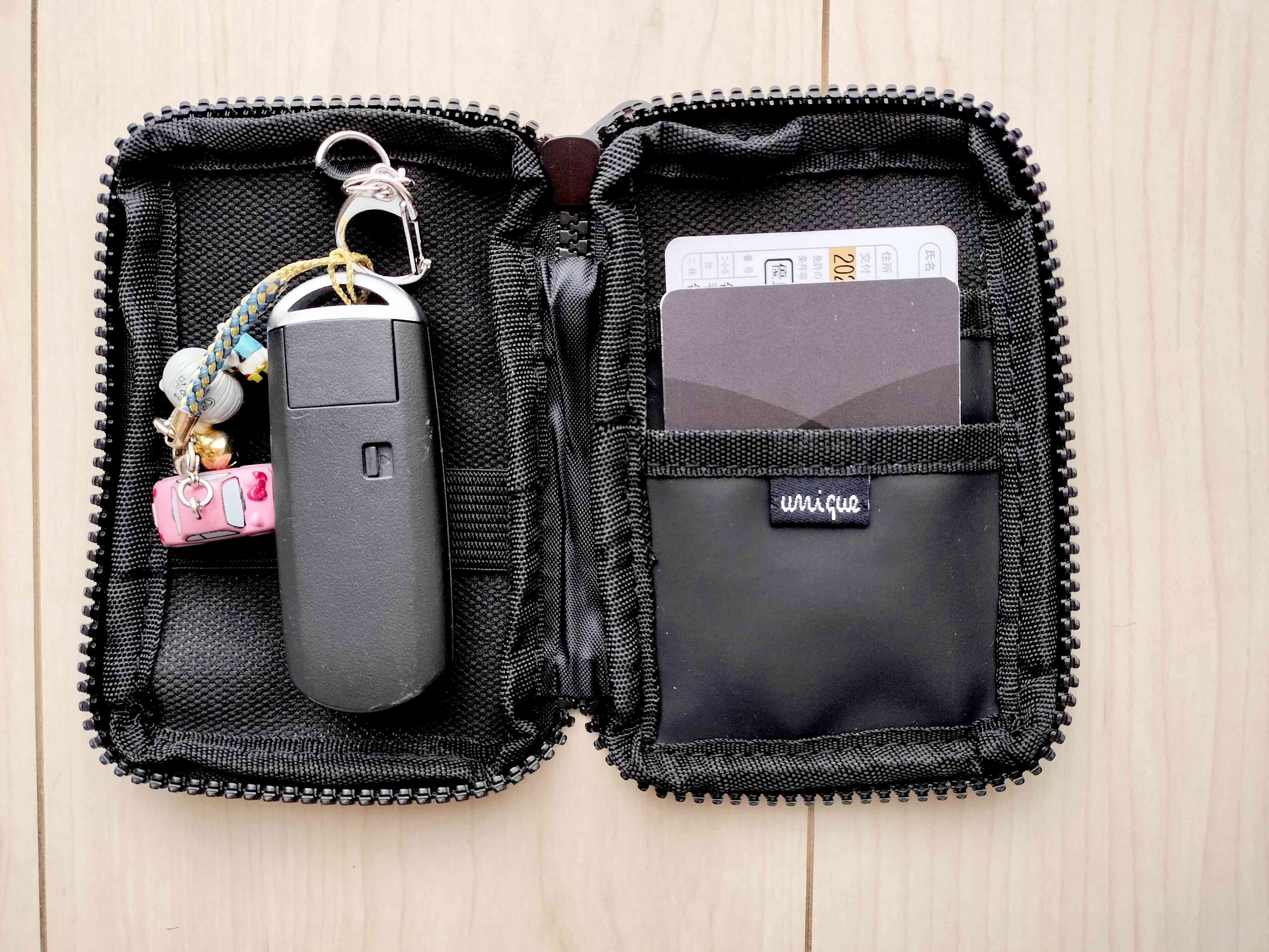 スマートキーケースにスマートキーとカード類を収納したところ