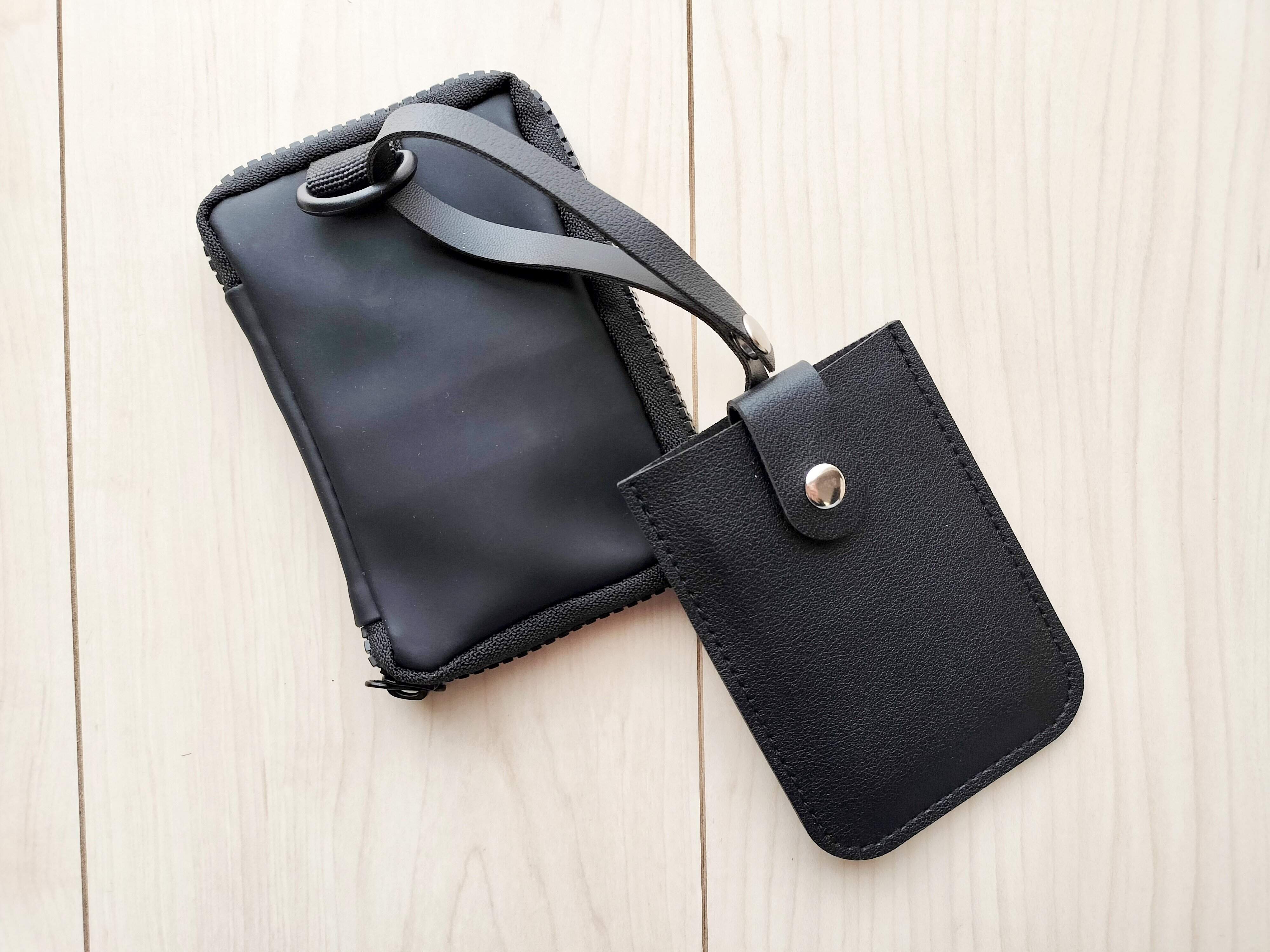 スマートキーケースとスライドカードホルダーをストラップでひとまとめにしたところ