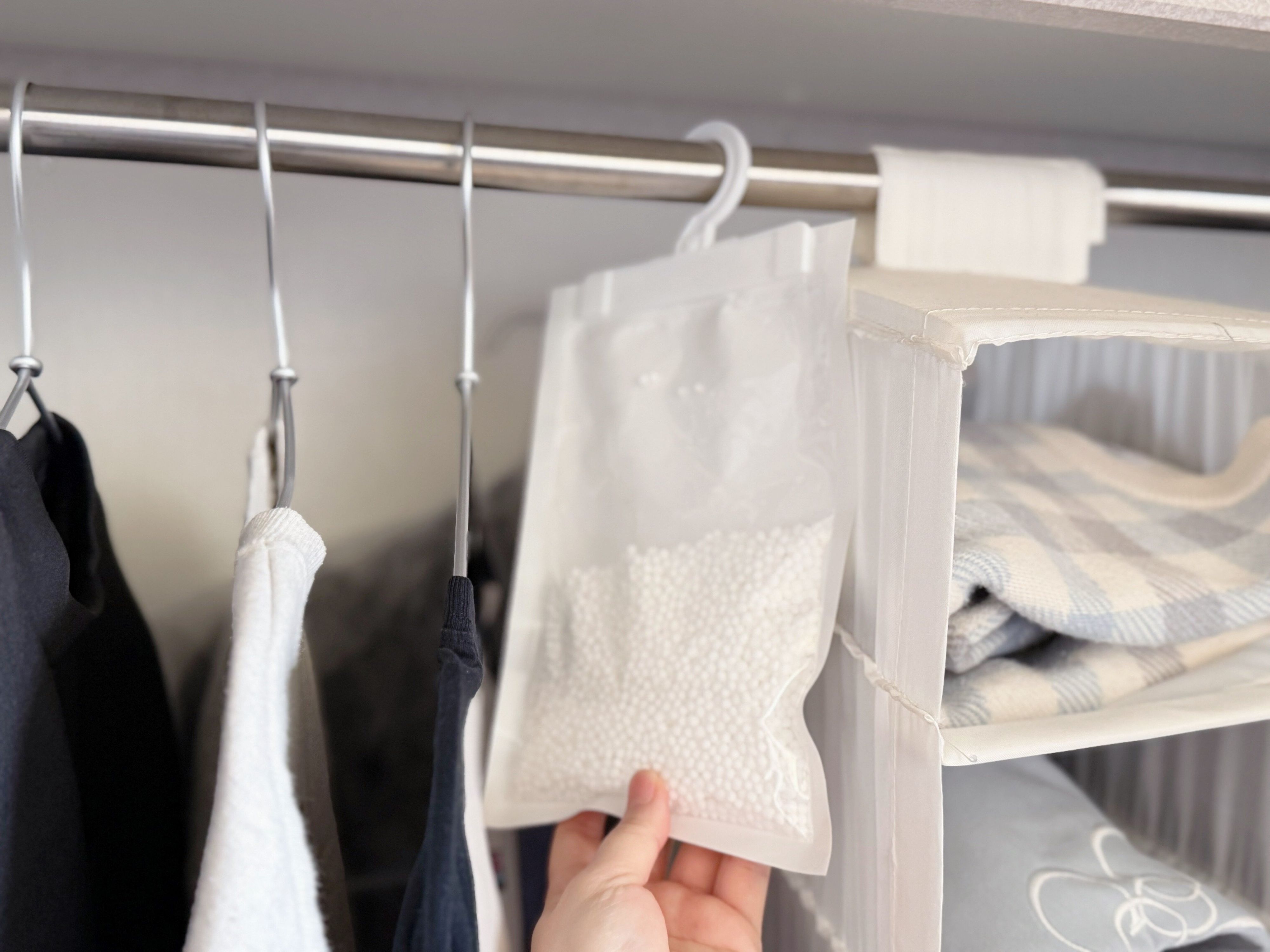 1.吊り下げ除湿剤(500mL)