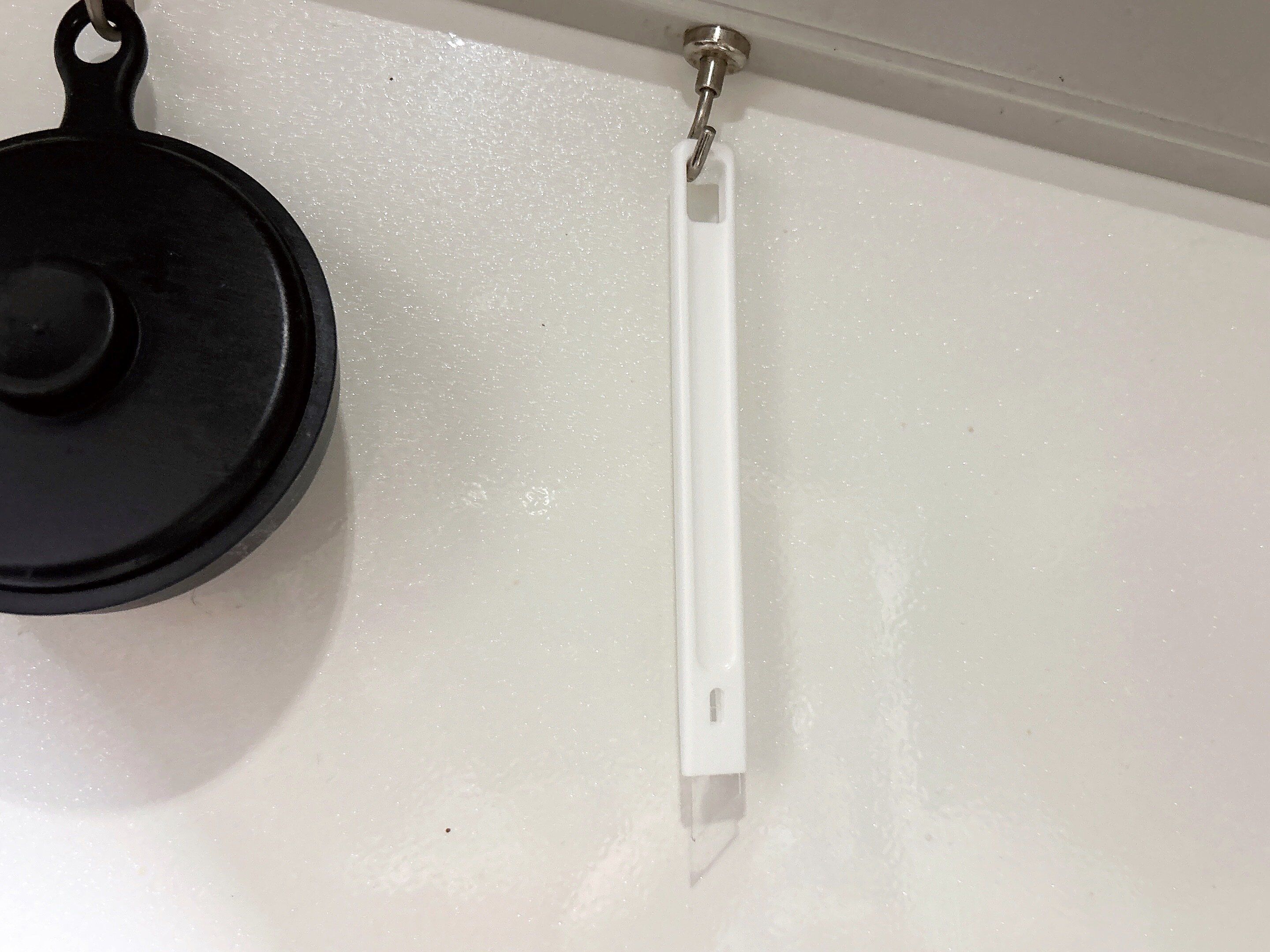 ダイソーしなるすき間ヘラ