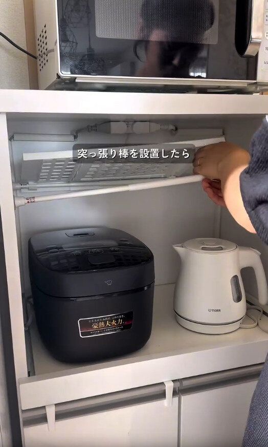 【ダイソー】突っ張り棒にスライド棚を取り付けるだけ