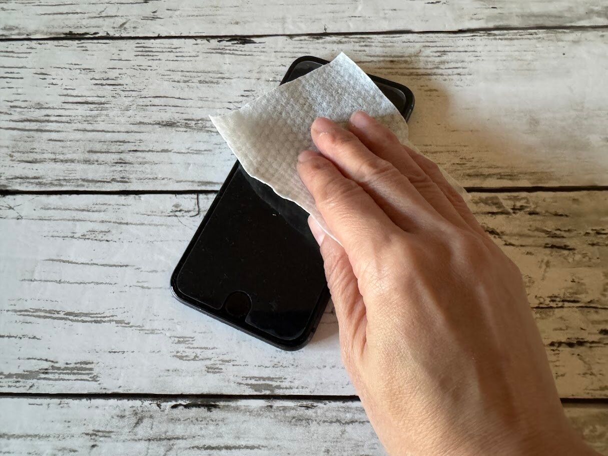 【ダイソー】見つけたら即買い!液晶のベタつきがスルッと落ちる「110円の神シート」