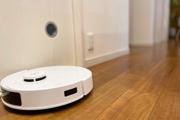 隅々まで掃除するロボットの様子