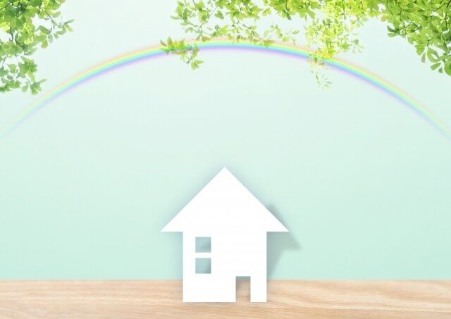 家のイラストに虹がかかっている