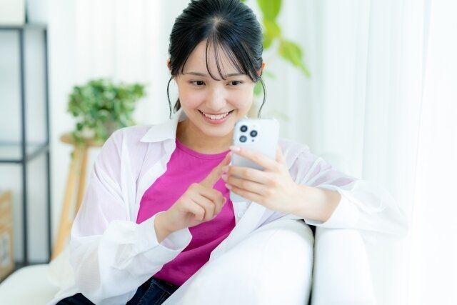 スマホを操作する女性