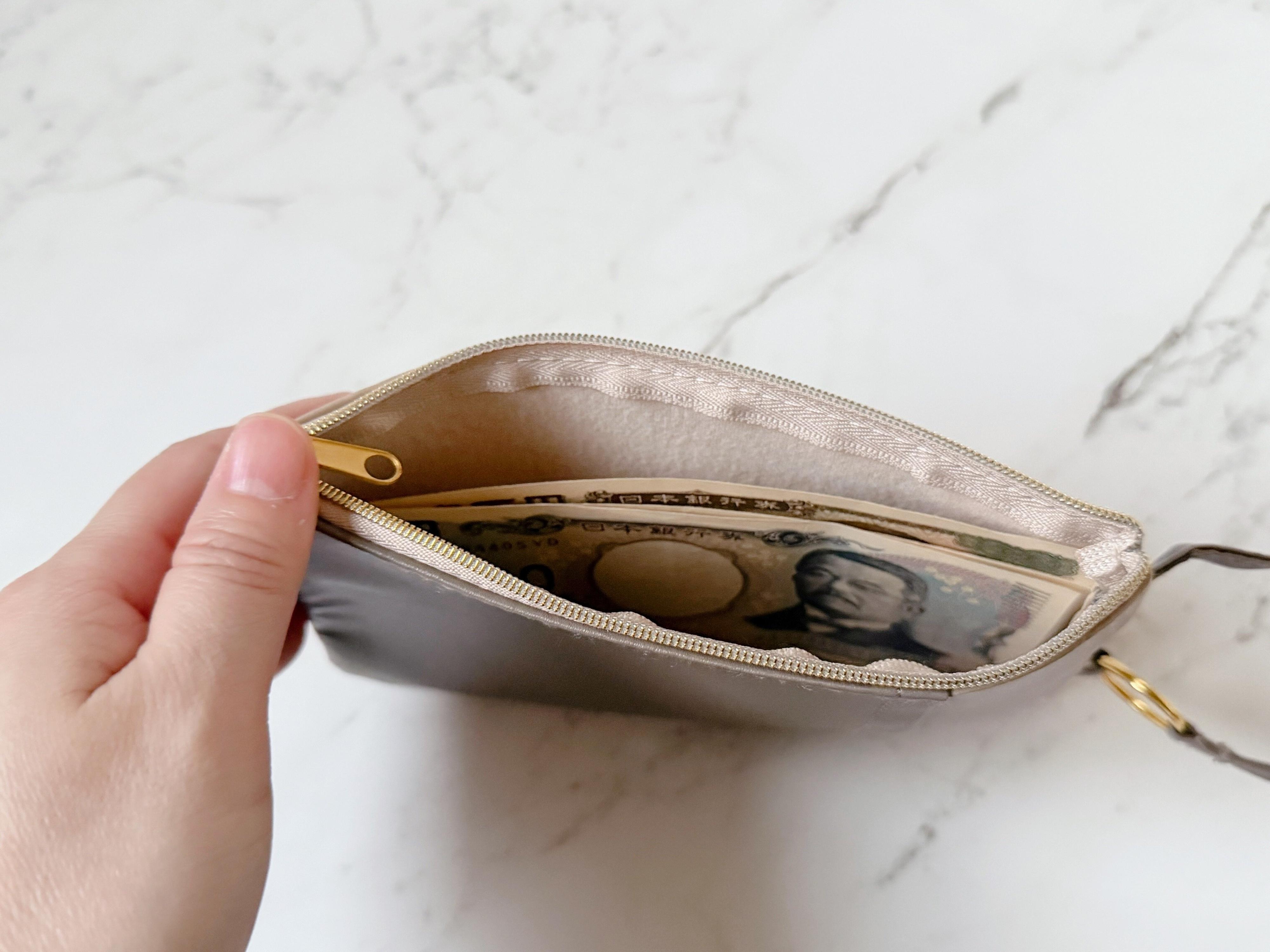 お札を折らずに入れられる！