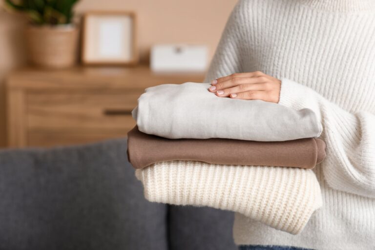 気づかないうちに「地味見え」！40代の冬ファッションNGコーデ3選