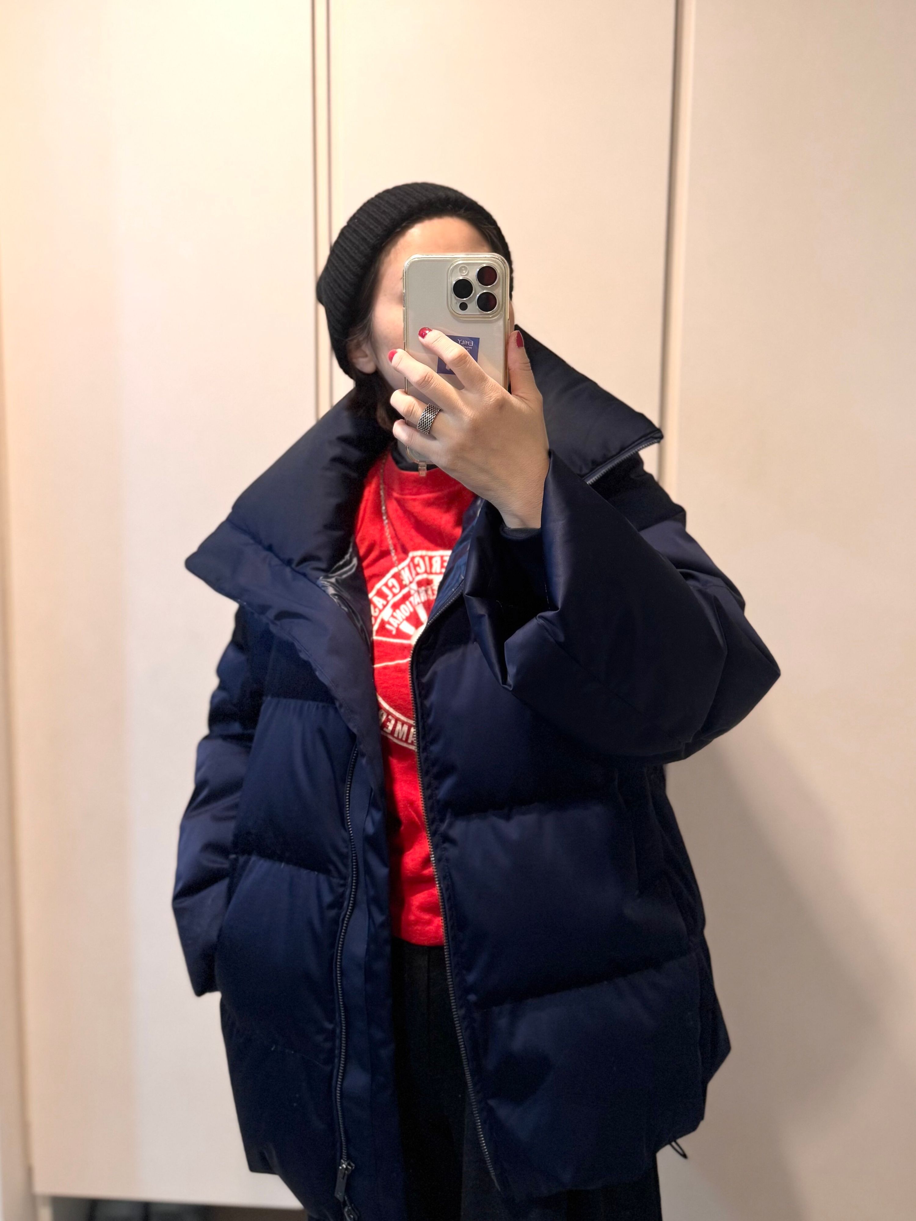 ダウンジャケットに赤いTシャツ