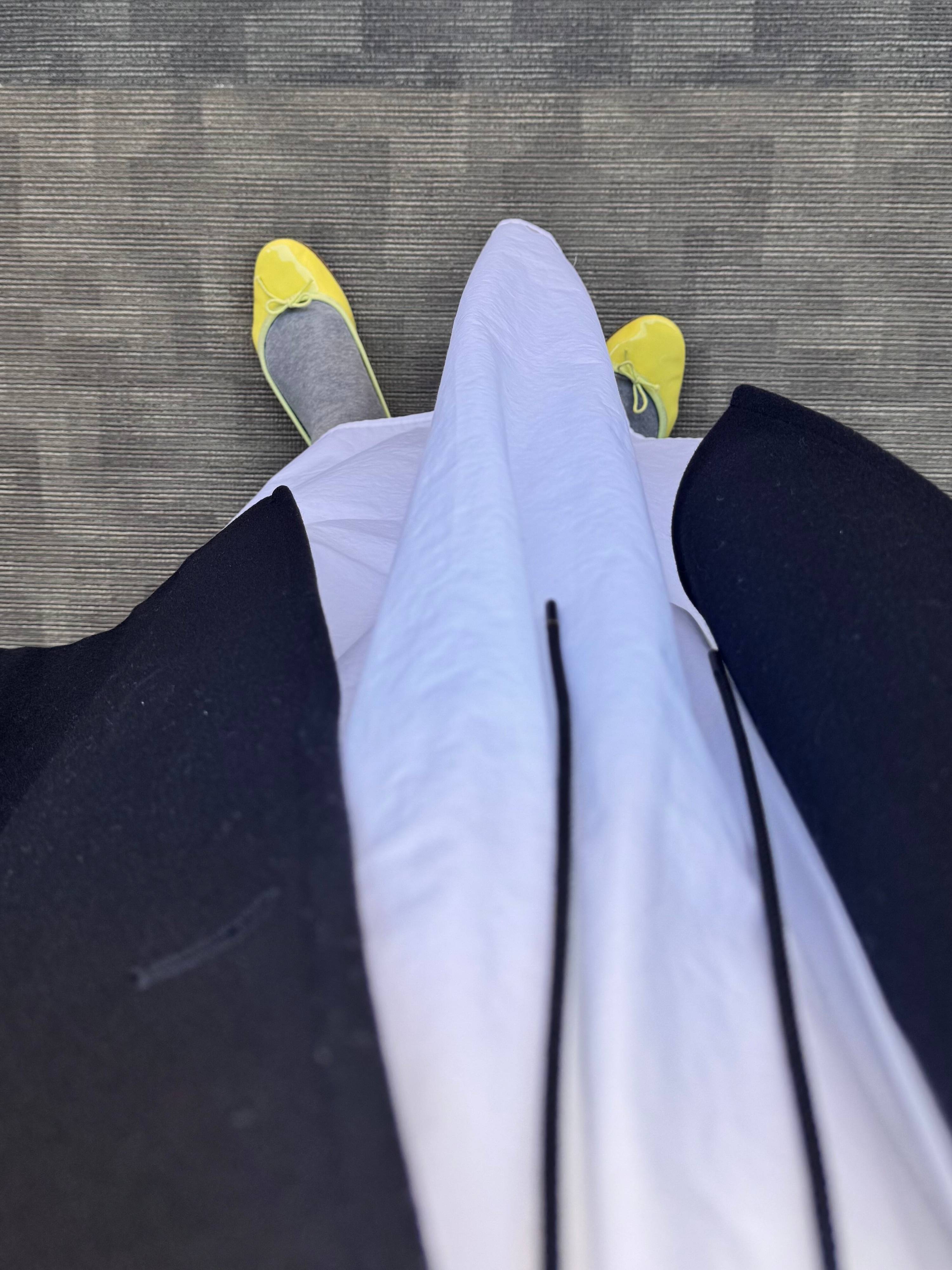 ネイビーコートに白スカート