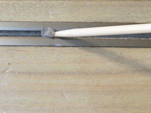 レールのくぼみの汚れをかき出せる