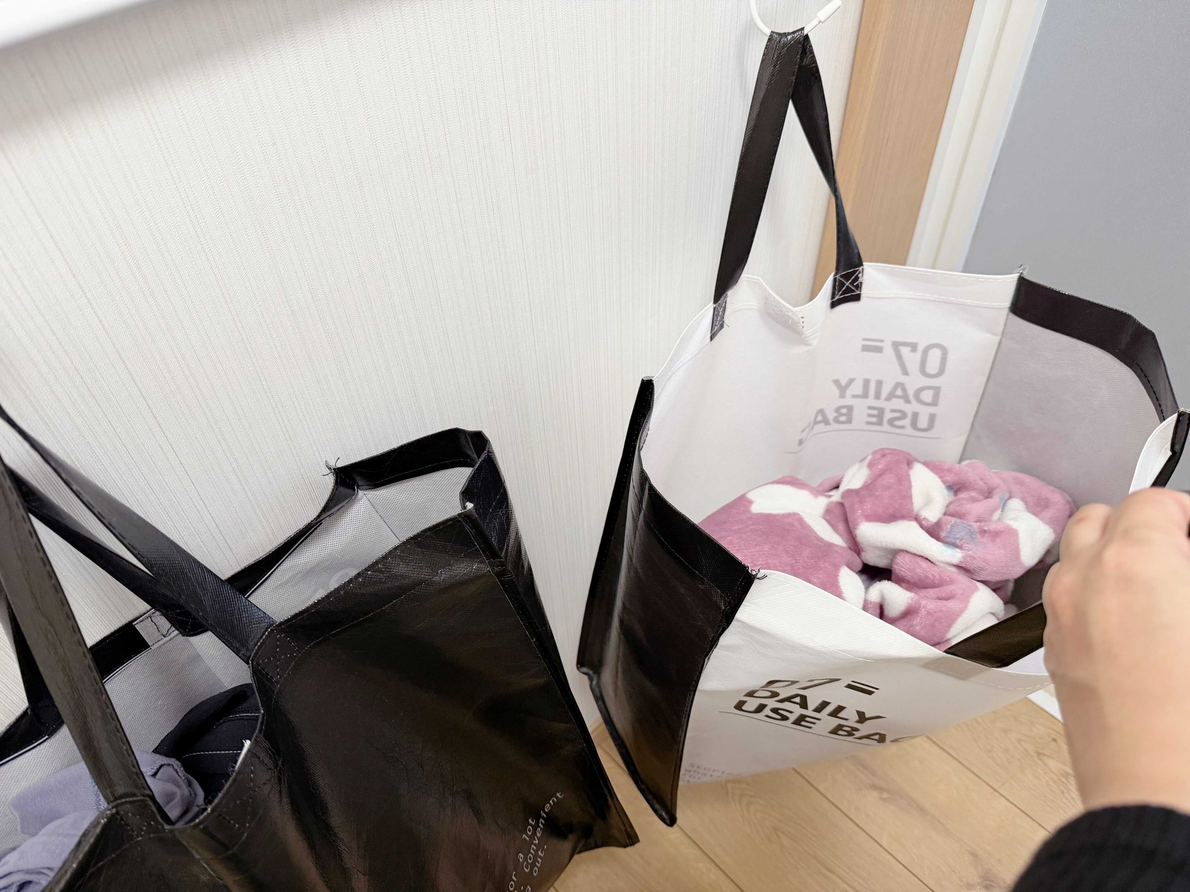 2.子どものパジャマはつっぱり棒に吊り下げる