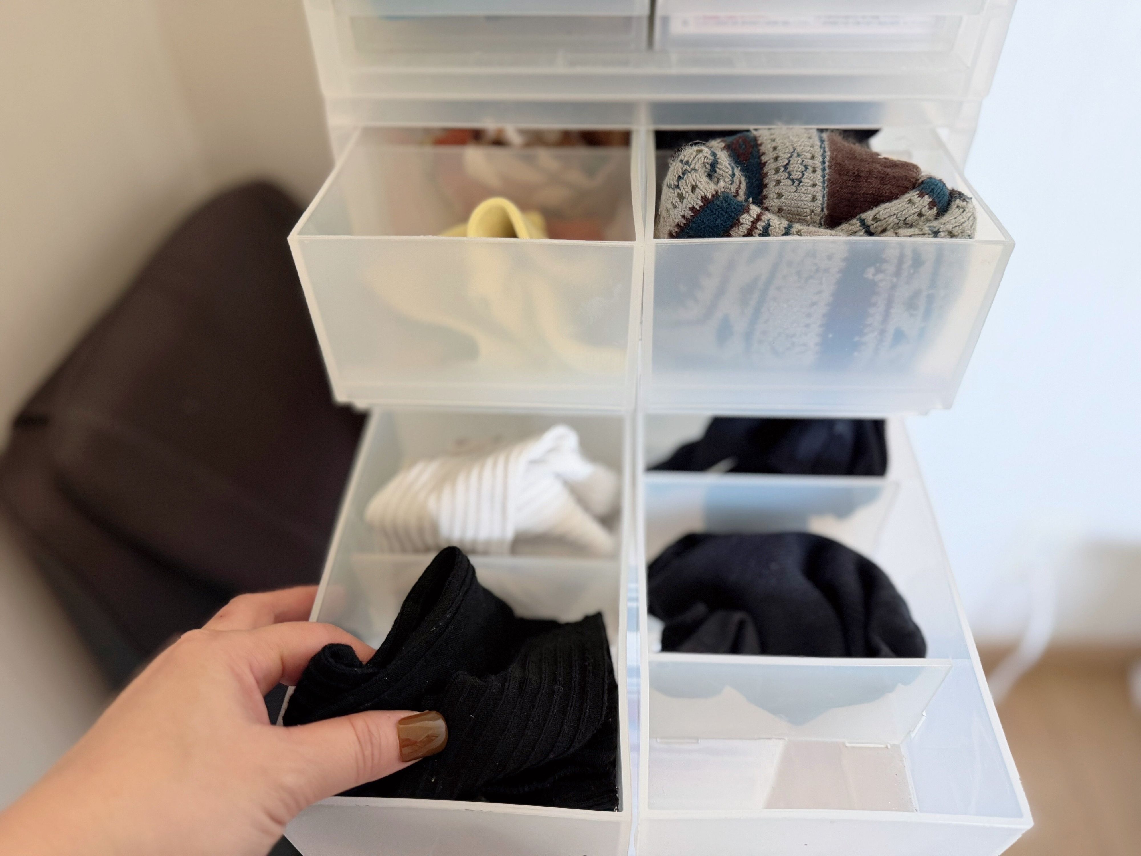 3.靴下は「仕切り付きボックス」にポイポイ入れる