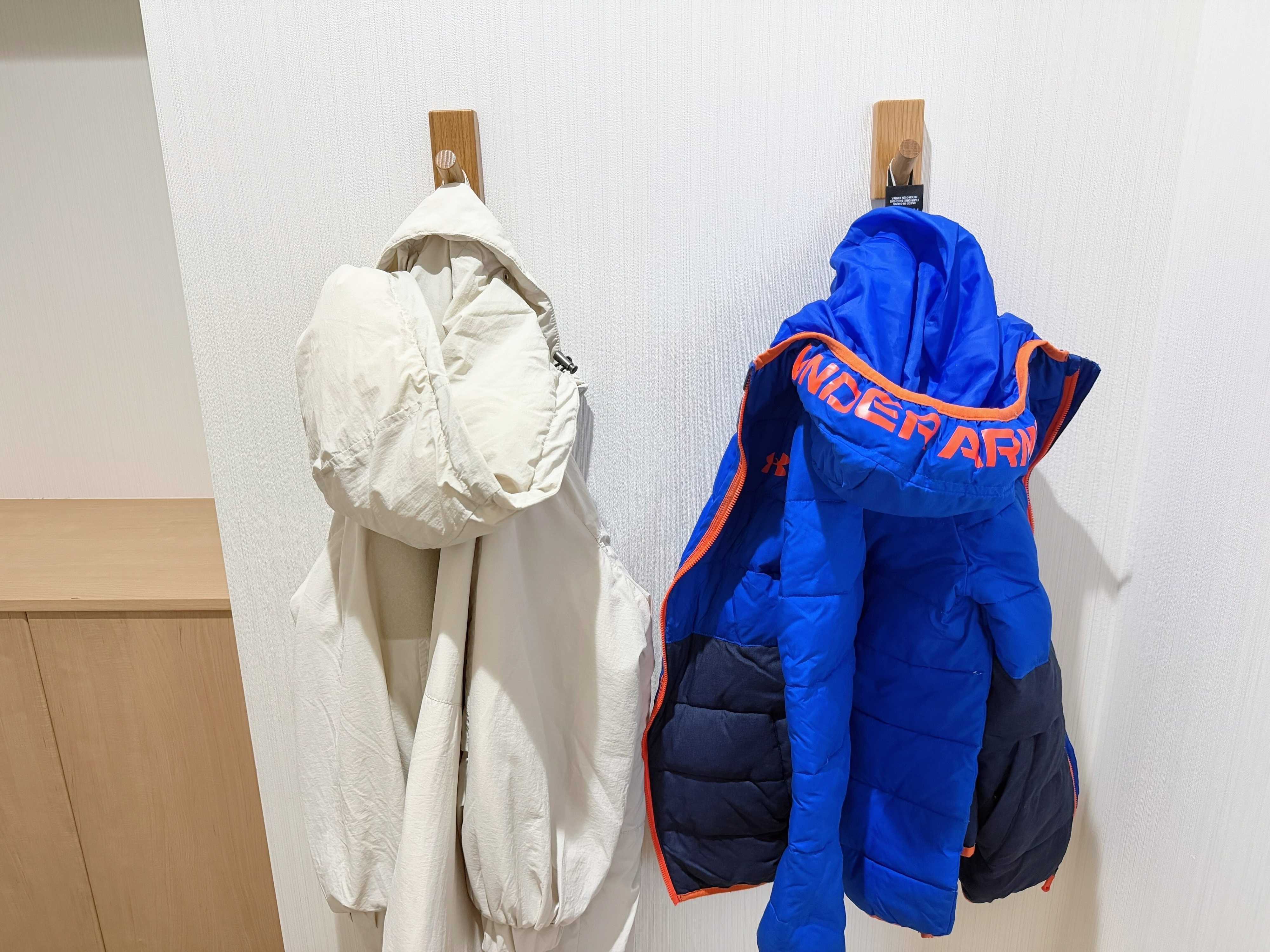 1.アウターは「壁に付けられる家具フック」を使って掛ける収納に