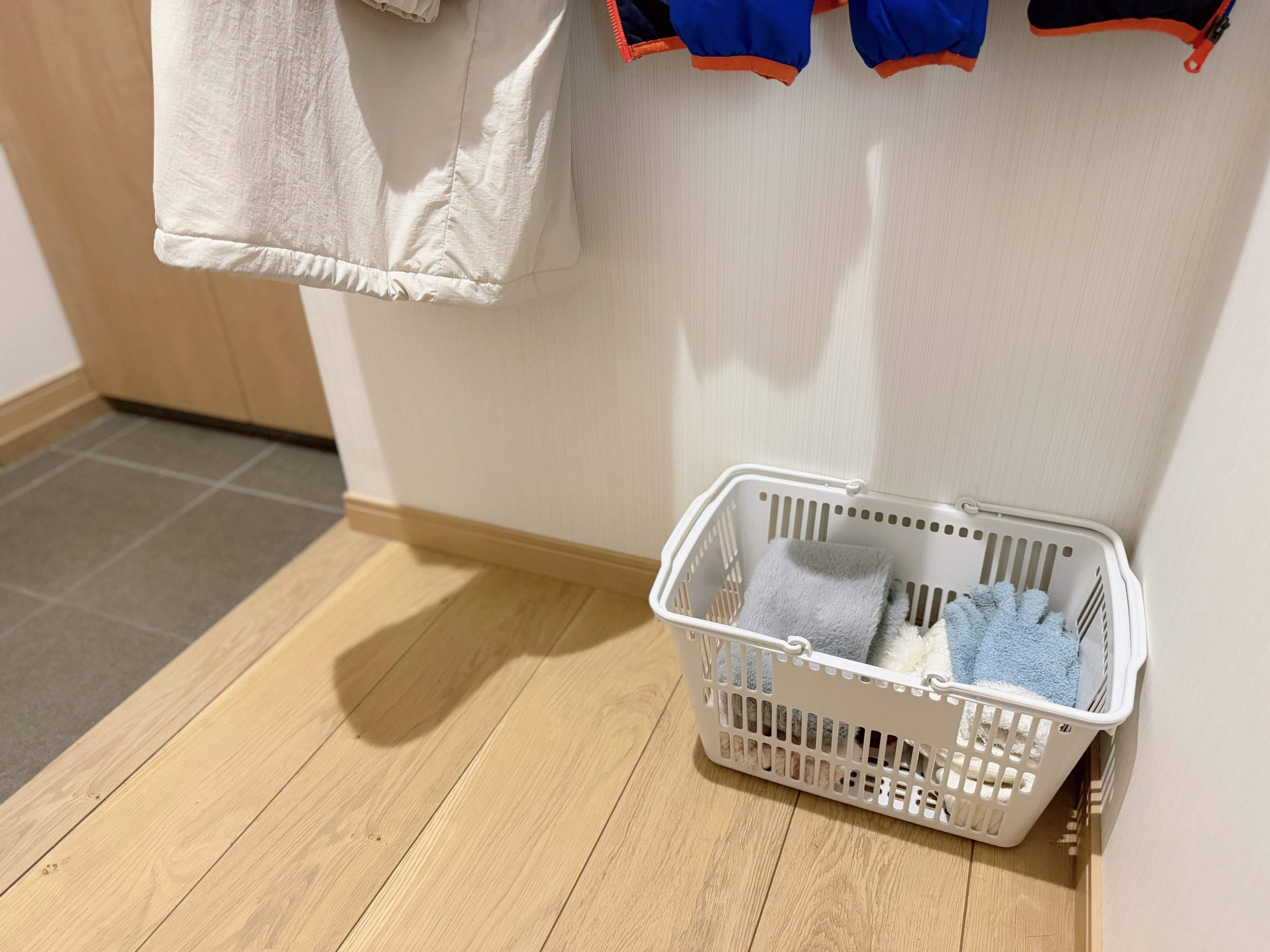 2.冬小物は「買い物かご 小」にポイポイ入れるだけ