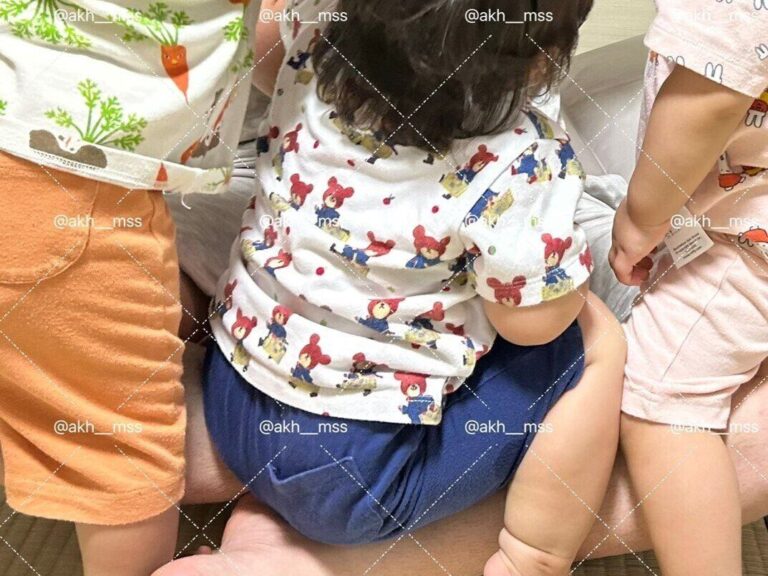 パパを囲んだ1歳三つ子ちゃん、絵本のベスポジ争奪戦をくりひろげる。幸せな光景に胸キュンがとまらない