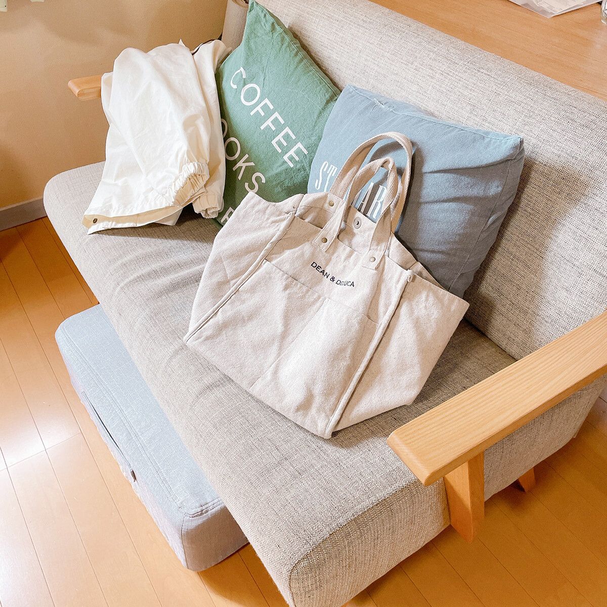 上着やバッグをソファに置いてしまう