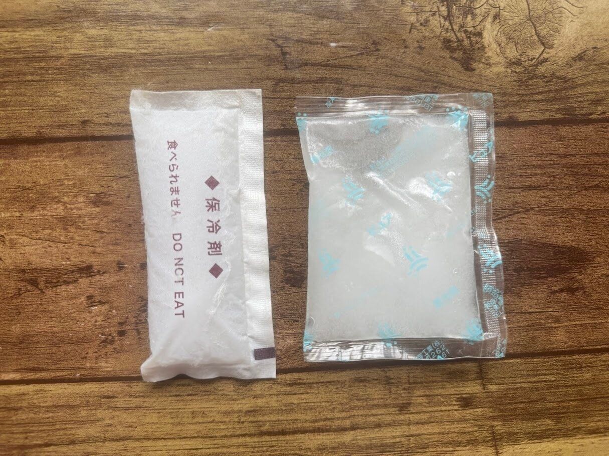 左）不織布の保冷剤　右）ビニールの保冷剤