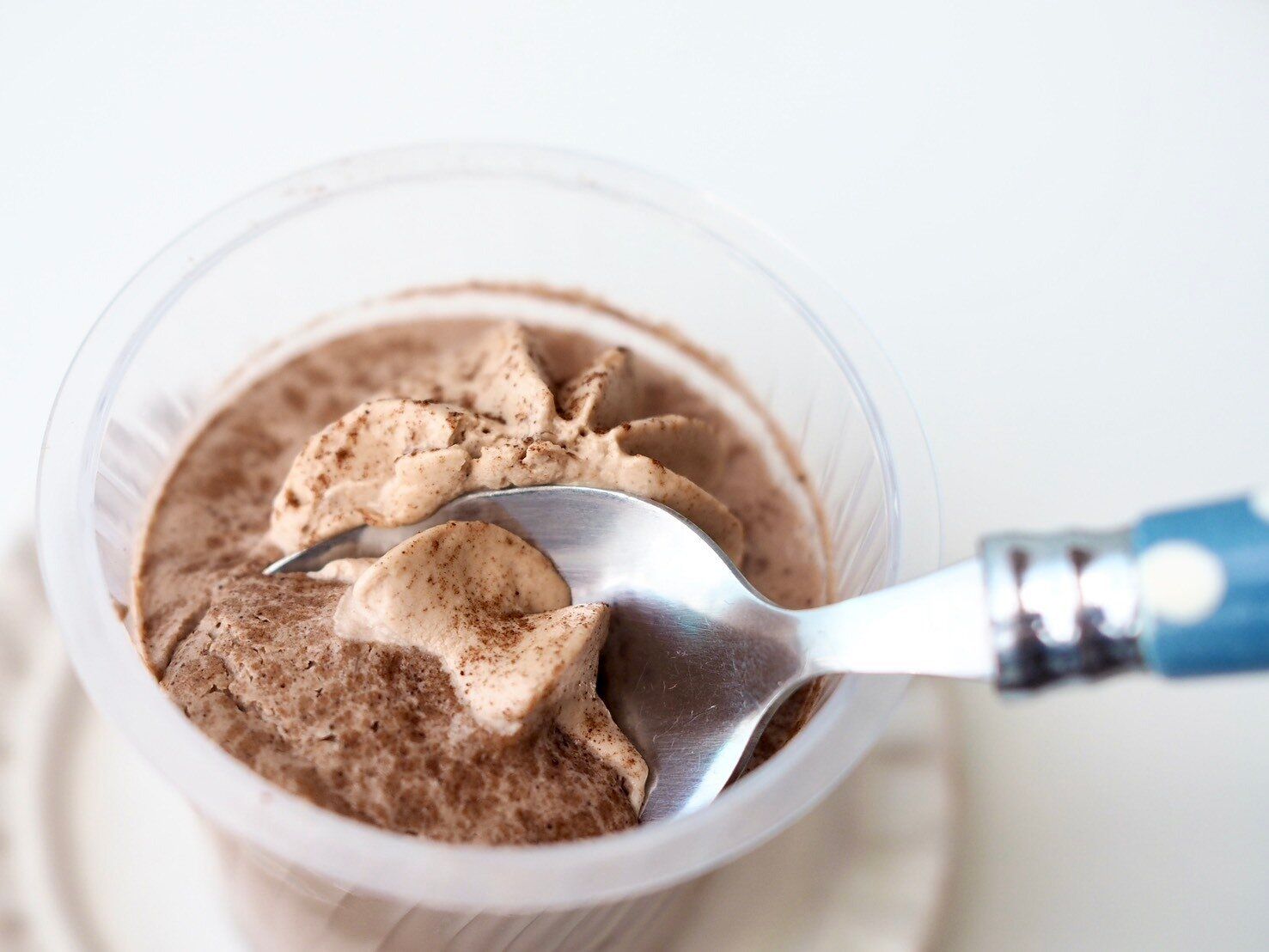 シャトレーゼ「濃厚ショコラプリン」スプーン写真