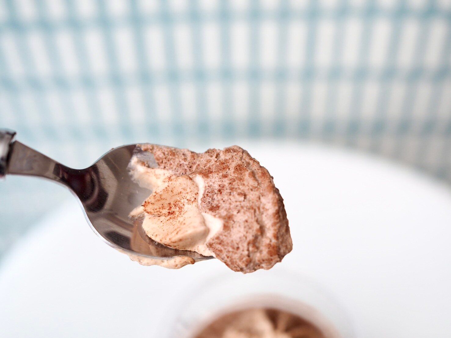 シャトレーゼ「濃厚ショコラプリン」スプーン写真