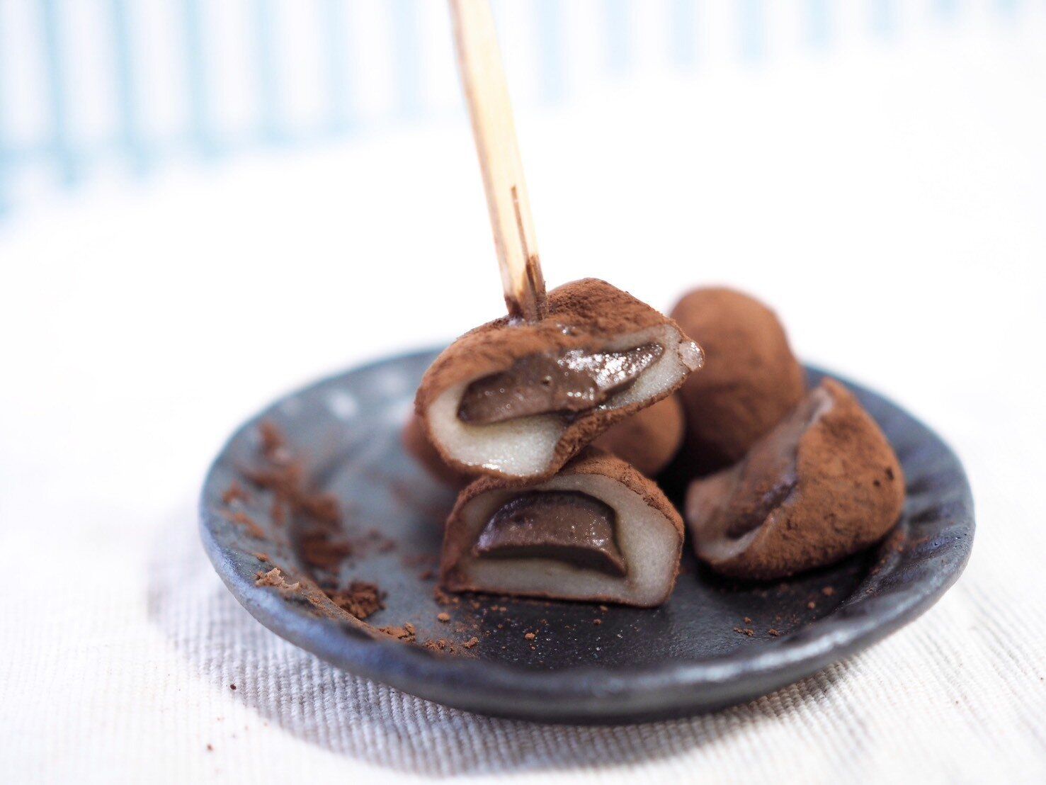 シャトレーゼ「生チョコ大福カップ入」断面写真