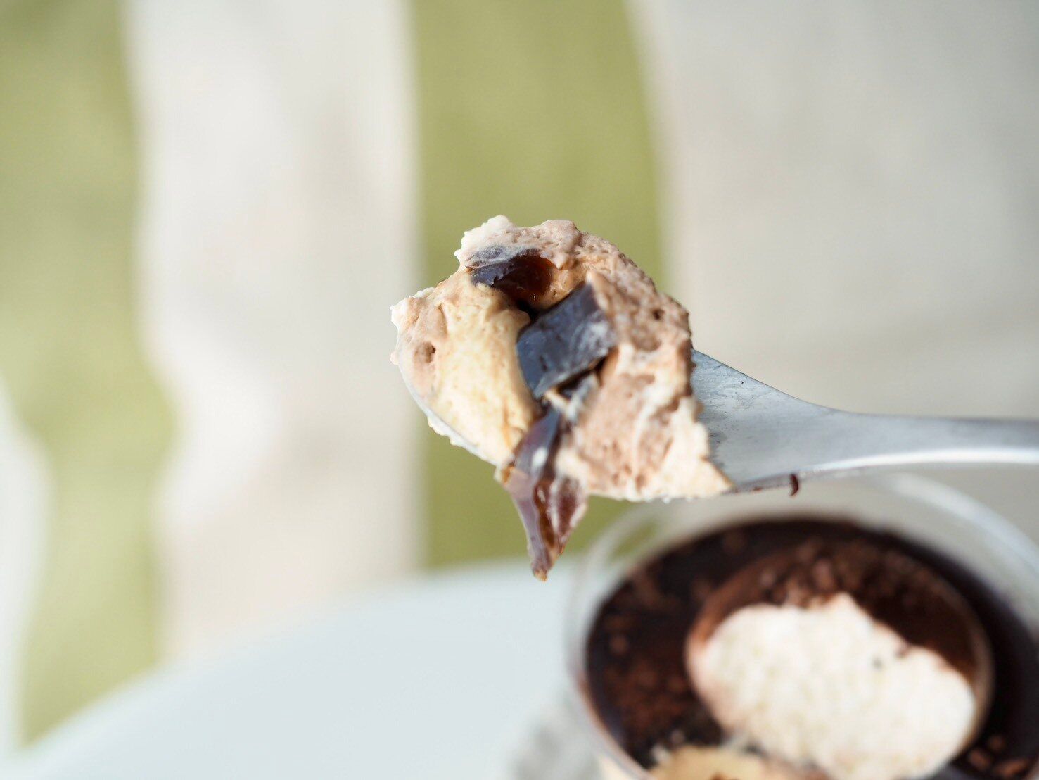 シャトレーゼ「Dessertパルフェ ショコラ・キャラメル」スプーン写真