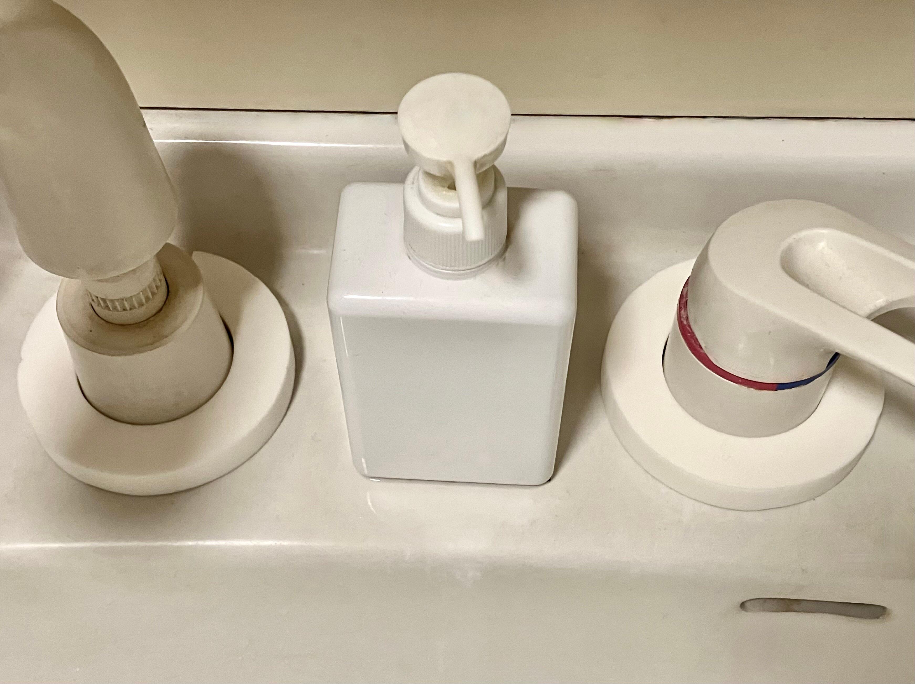 経年劣化で黒ずんだ蛇口まわりにPVAスポンジを装着