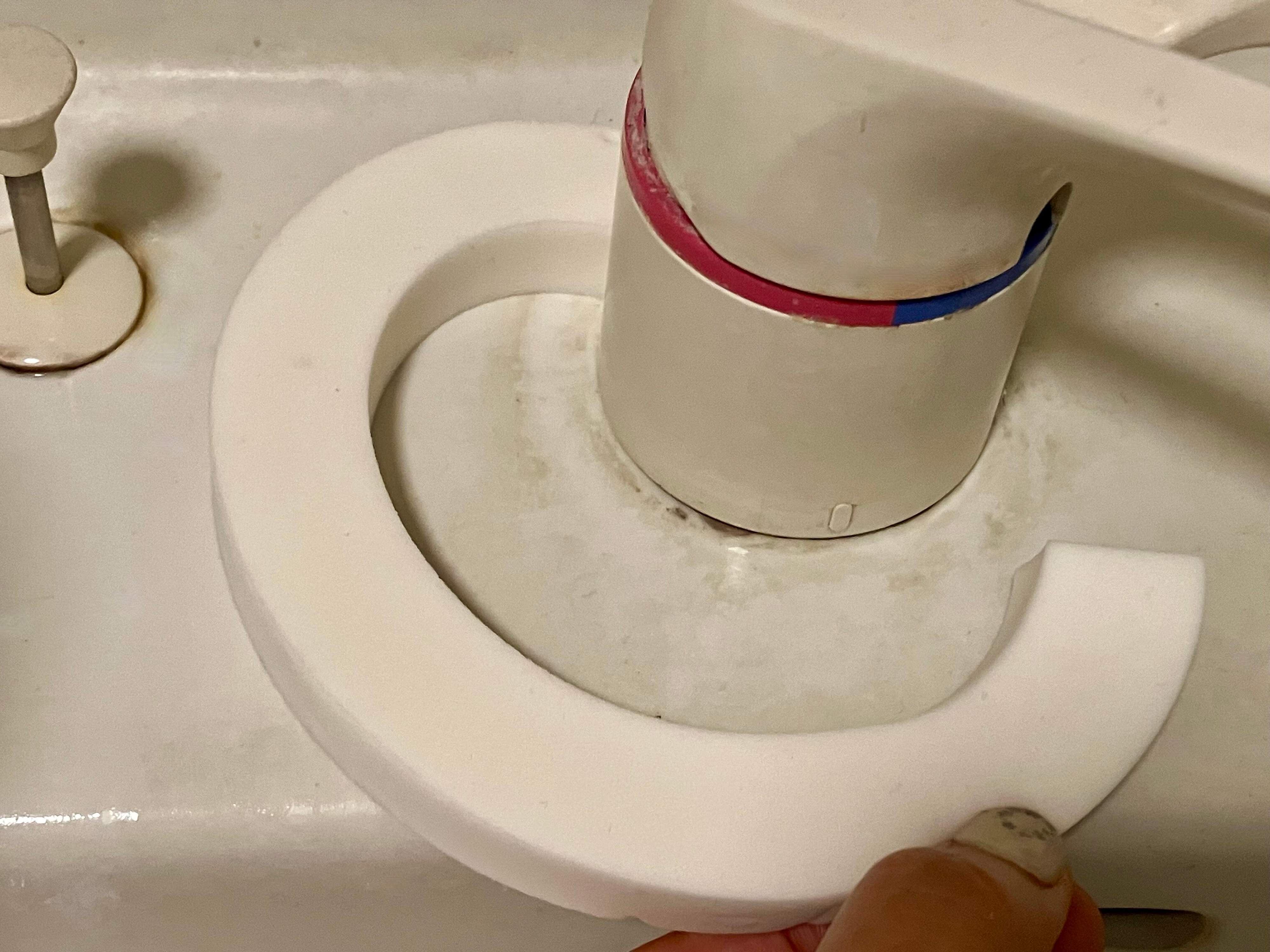 経年劣化の黒ずみ目隠しと水アカ防止に