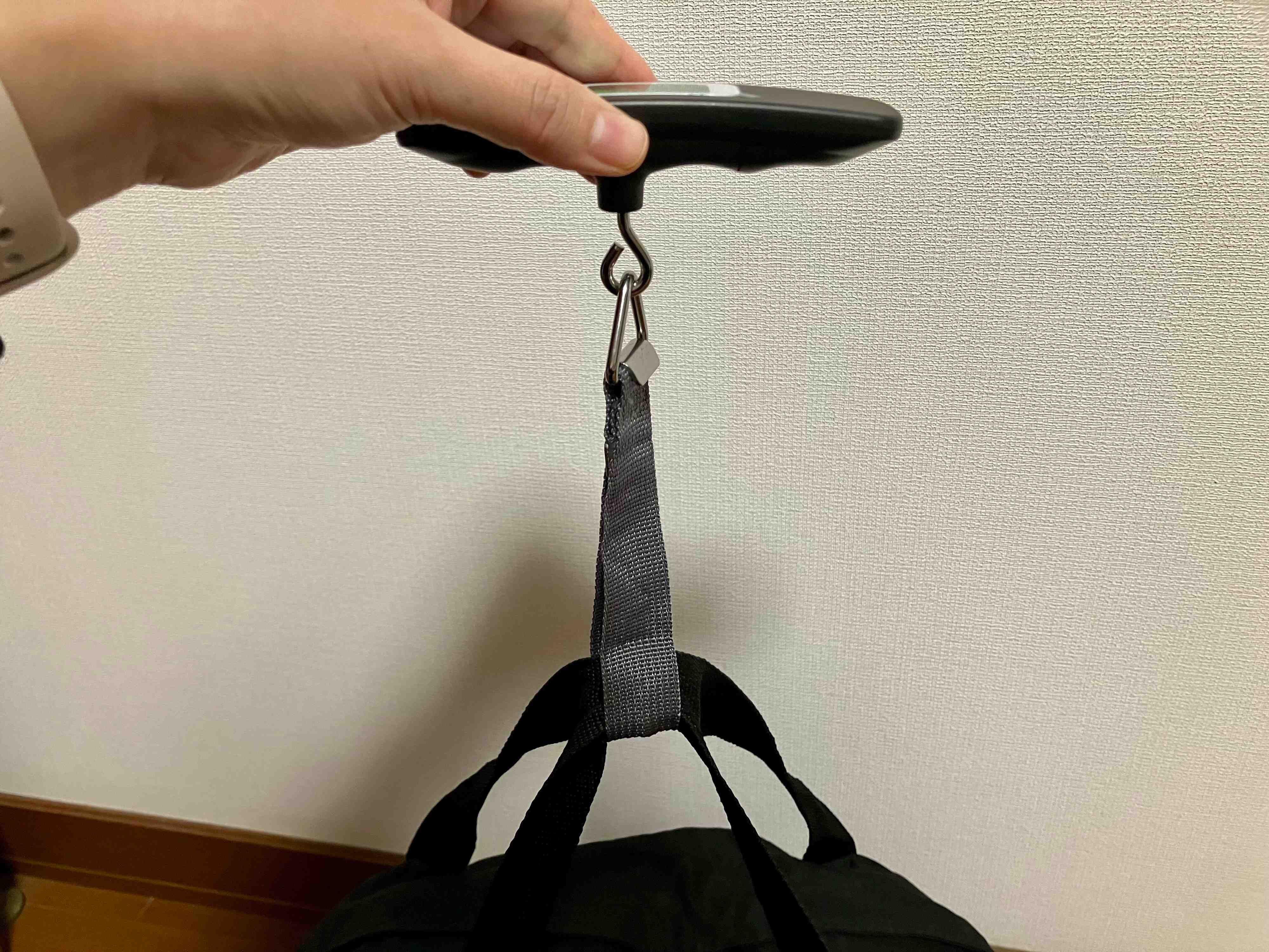 荷物にベルトを取り付けます