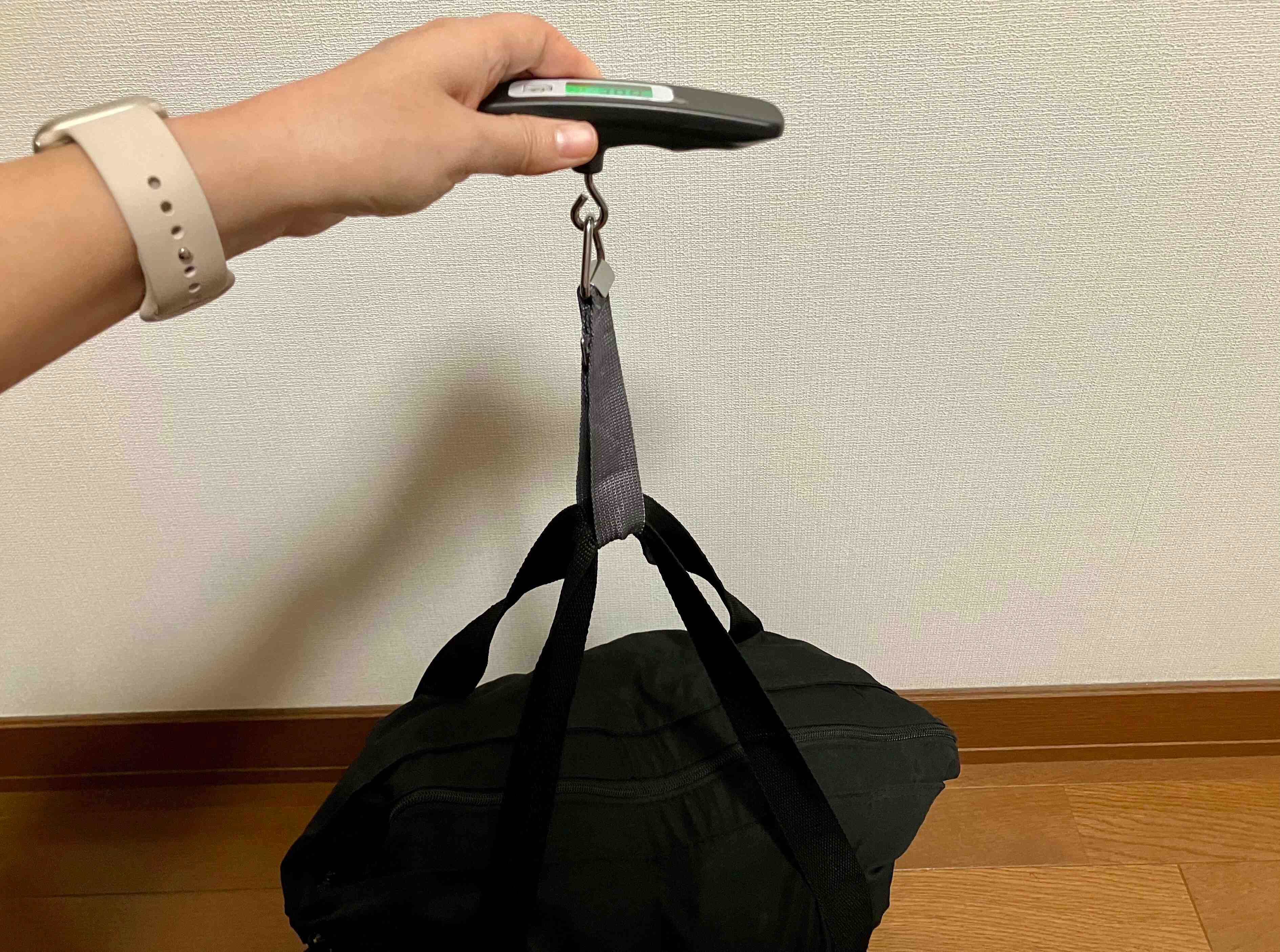 荷物を持ち上げます