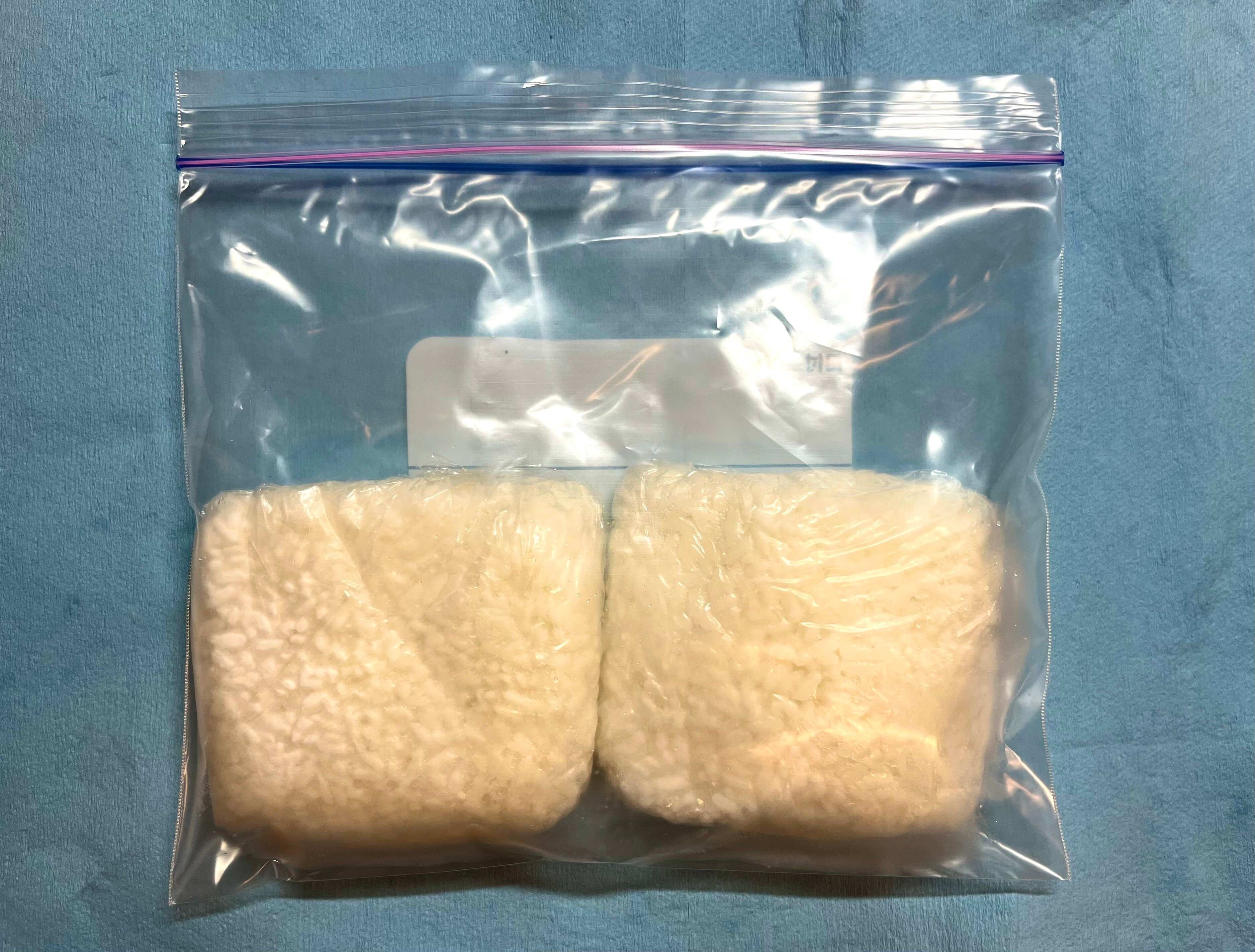 包んだご飯をジッパーバックに入れた画像