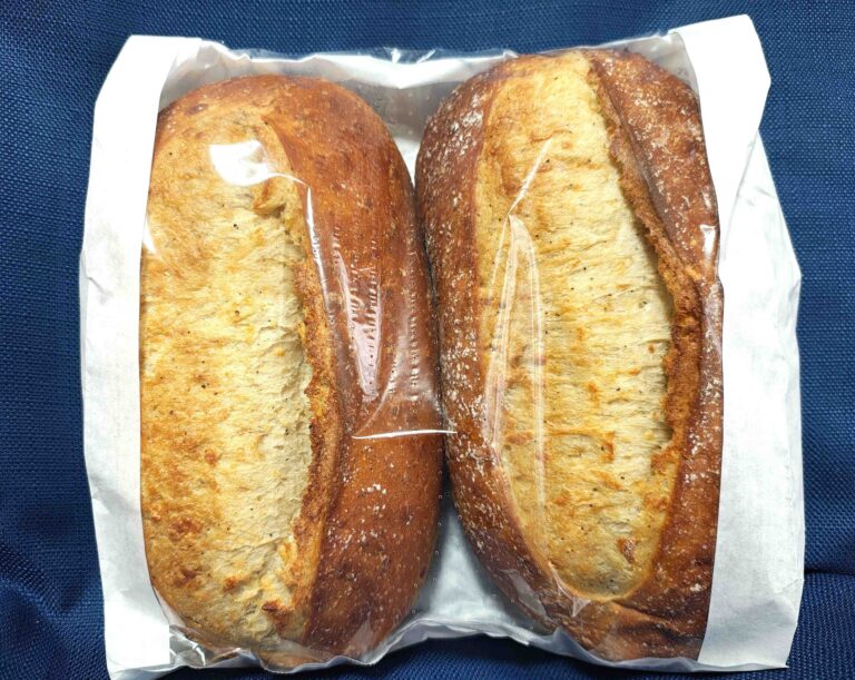 ベーカリー顔負け！【コストコ】にブラックペッパーとスイスチーズが香る超本格パンが登場しました