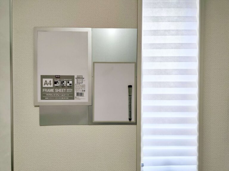 【ダイソー】SNSで大バズり中の『磁石がくっつくスチールタイル』便利な使いかた3選！