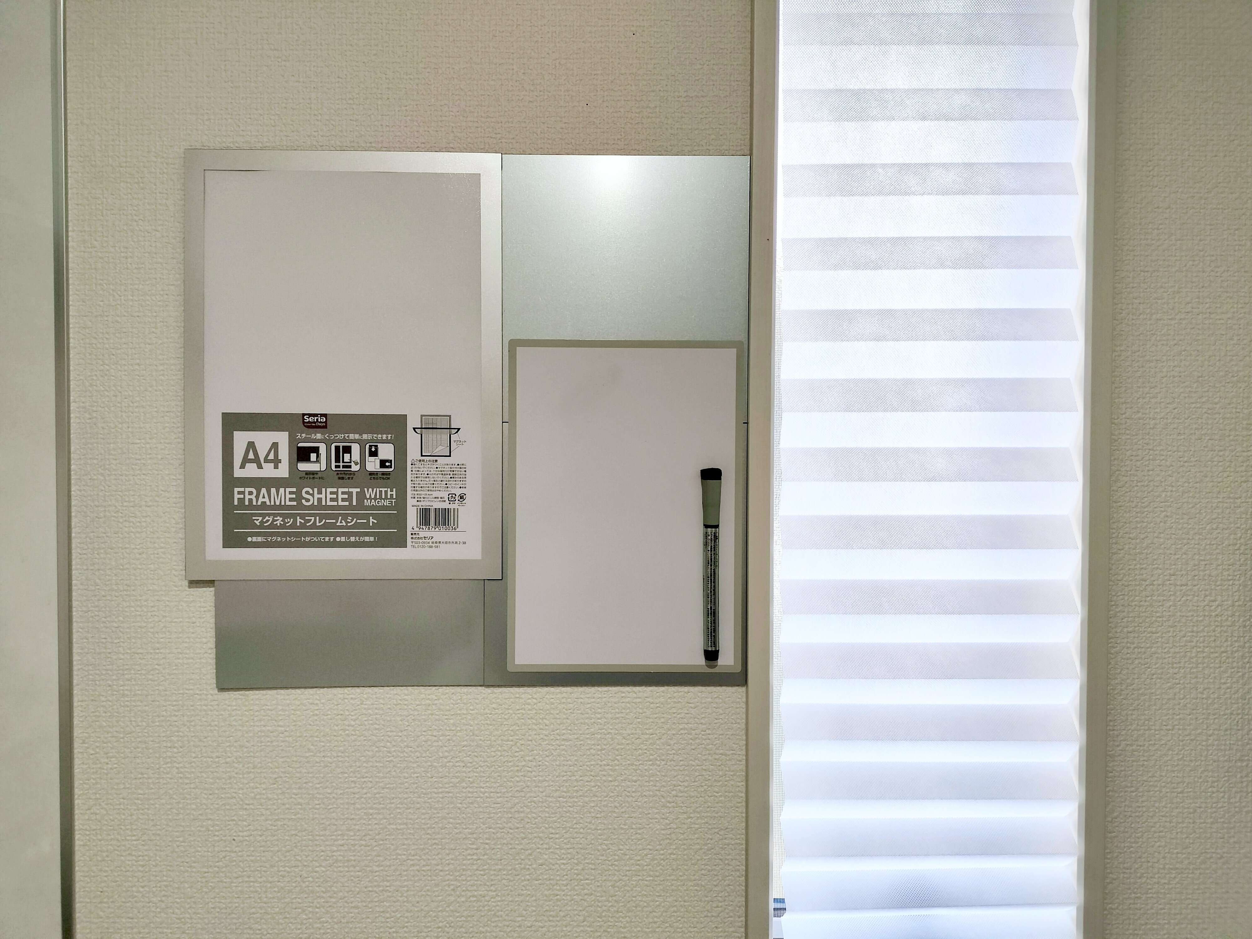 スチールタイルを掲示板として使っているところ