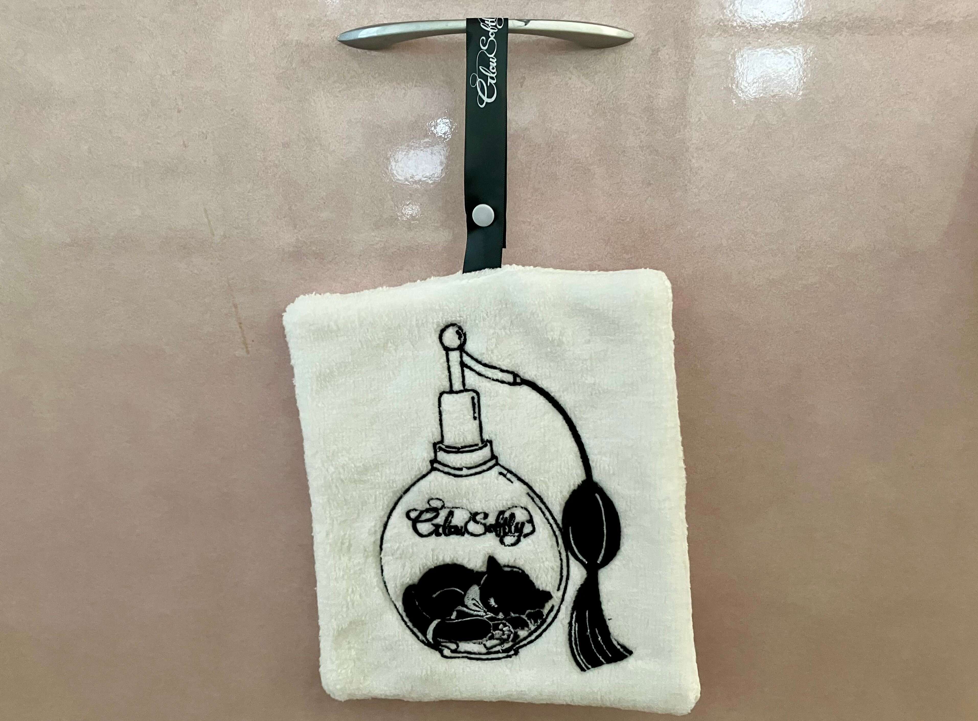 キッチンのシンク下収納の取っ手にぶら下げられます