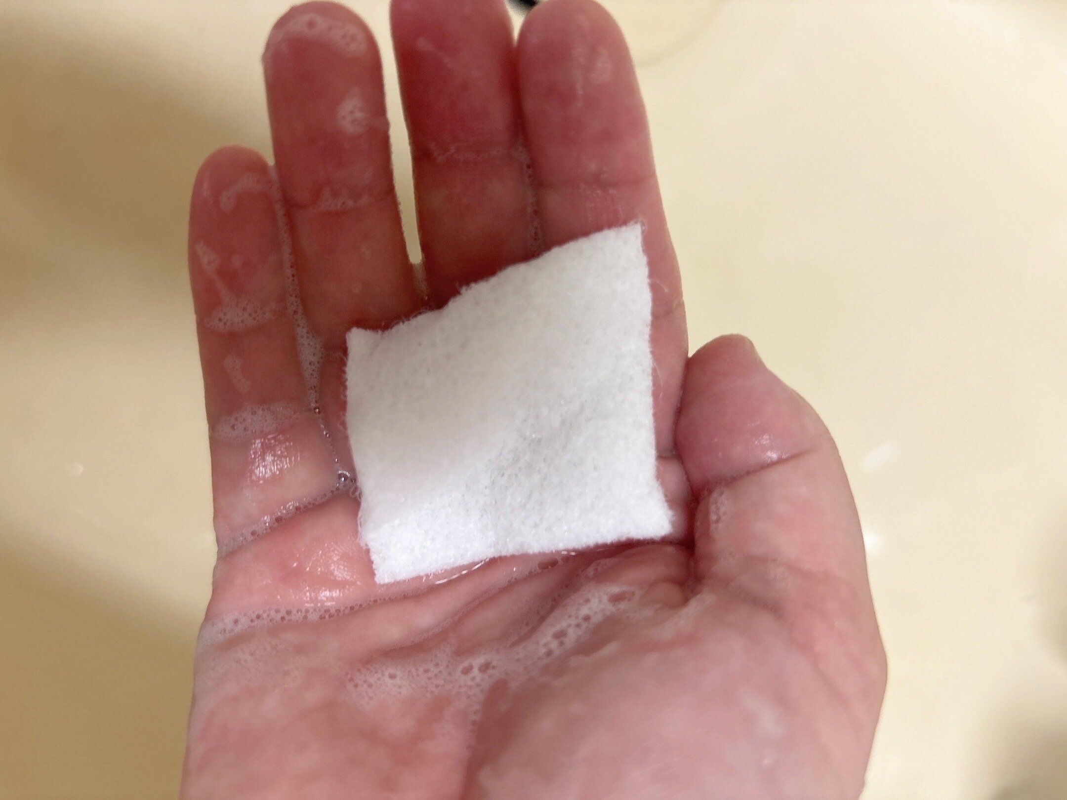 ダイソー水で泡立つ不織布クリーナー