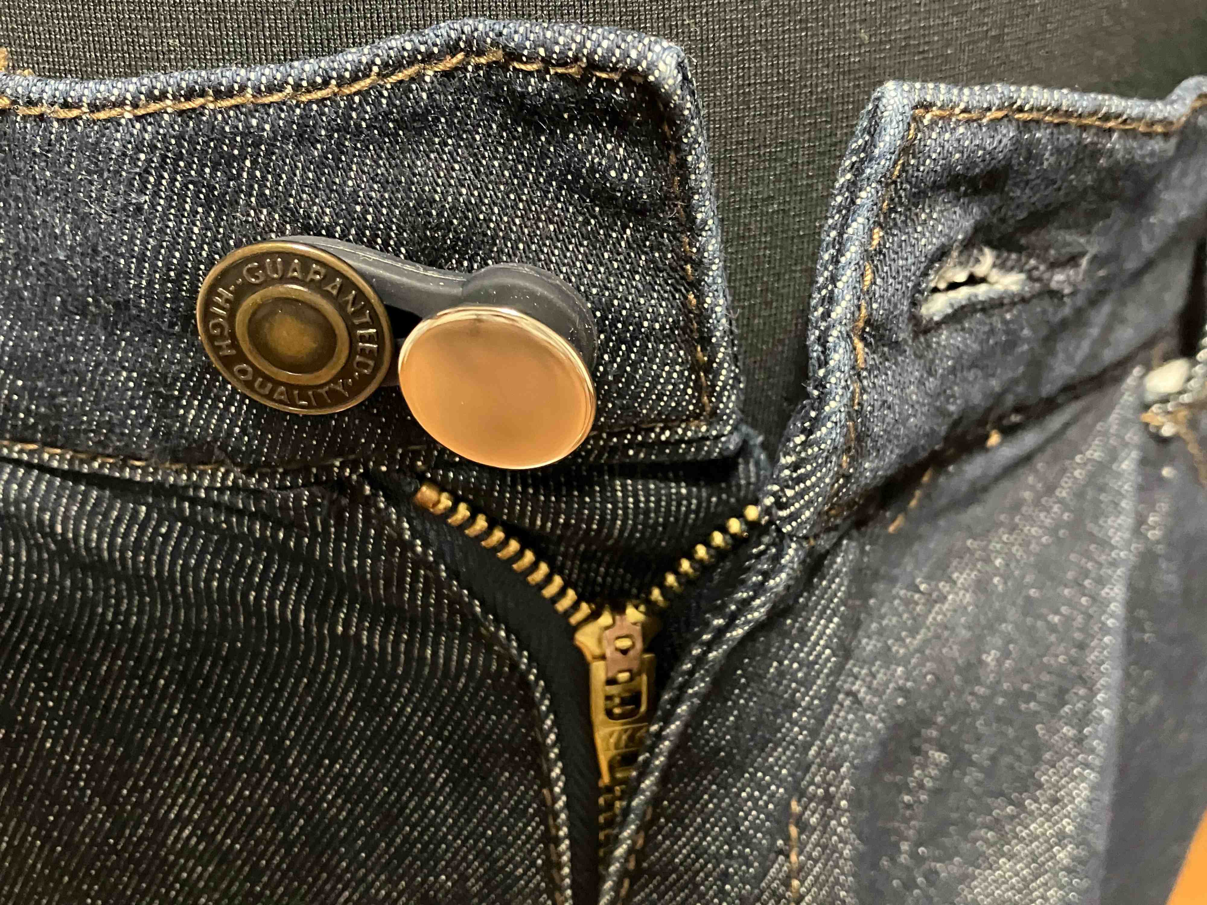 ズボンのボタンにシリコーン部分を通します