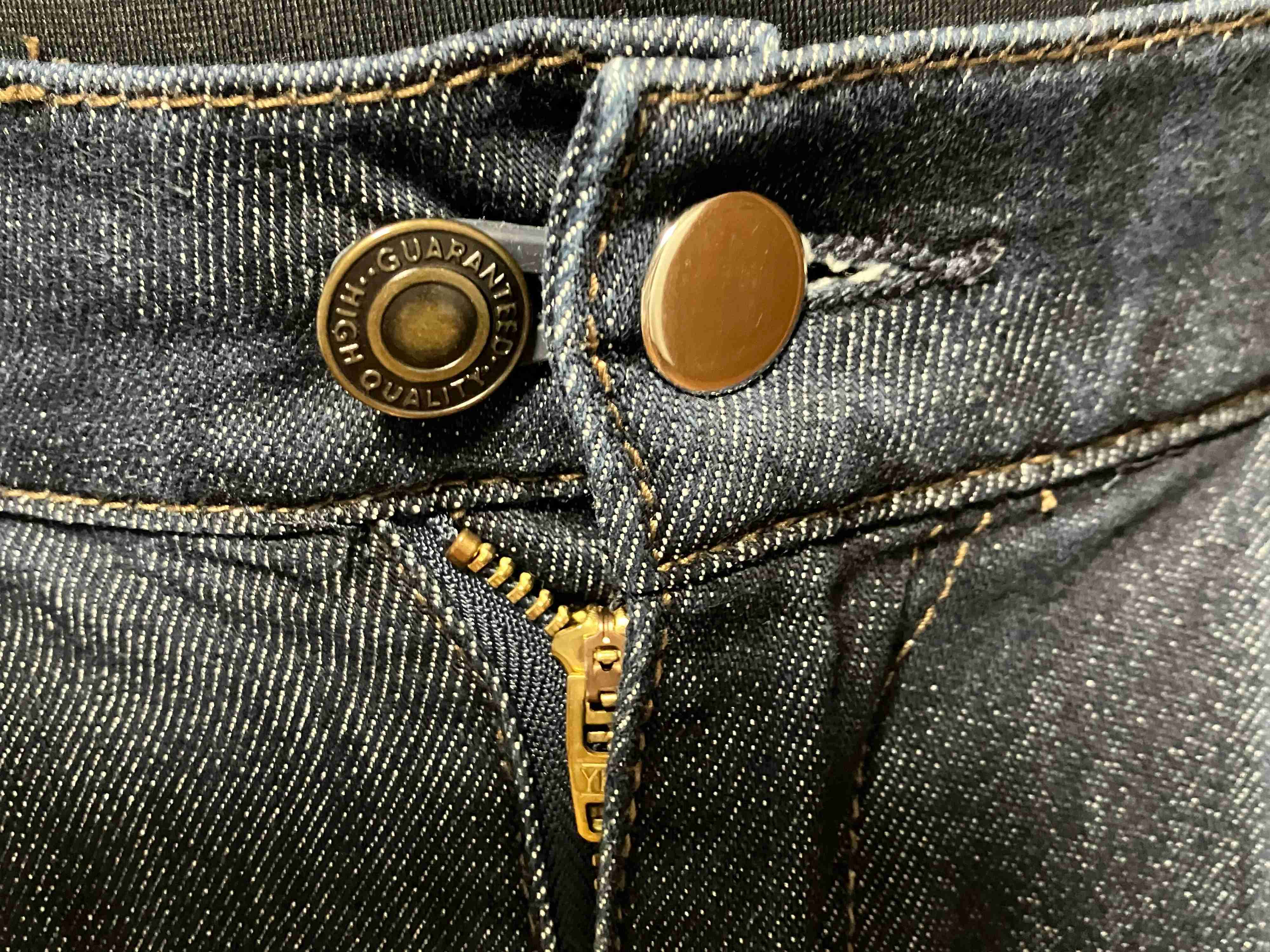 ズボンのボタン穴に「ウエスト拡張ボタン 2P」のボタンを通します