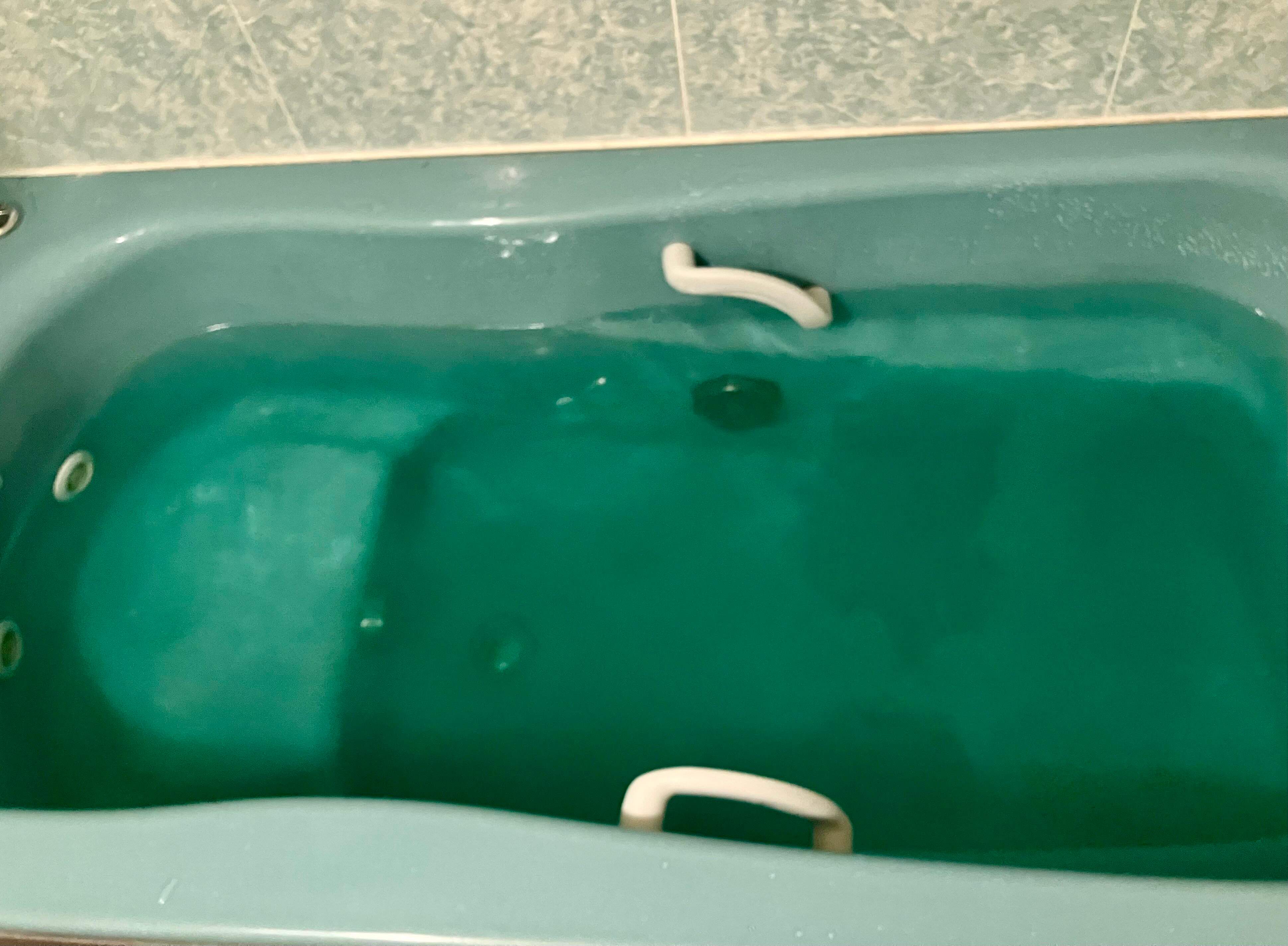 エメラルドグリーン色のお湯