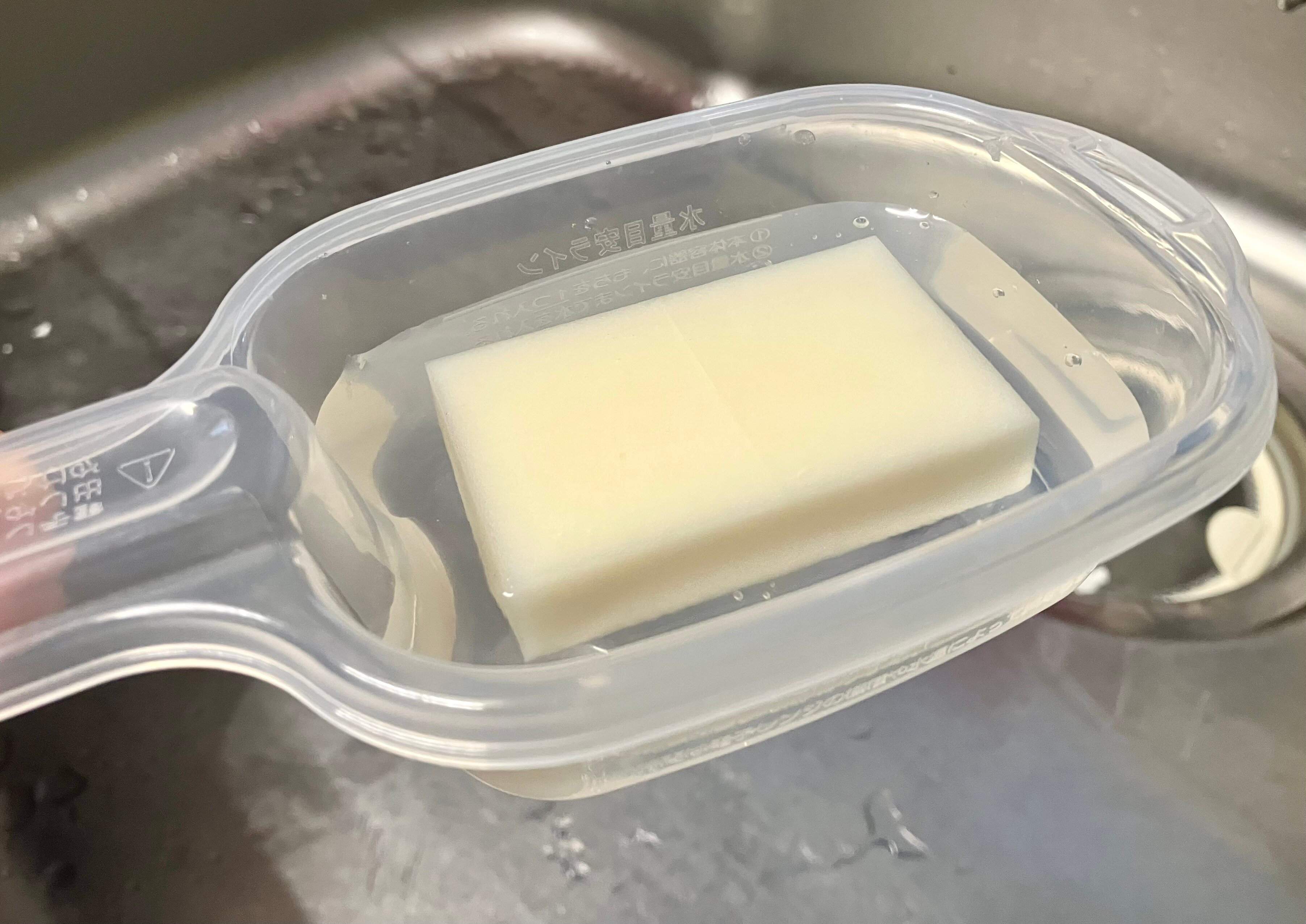 容器のラインまで水を入れます