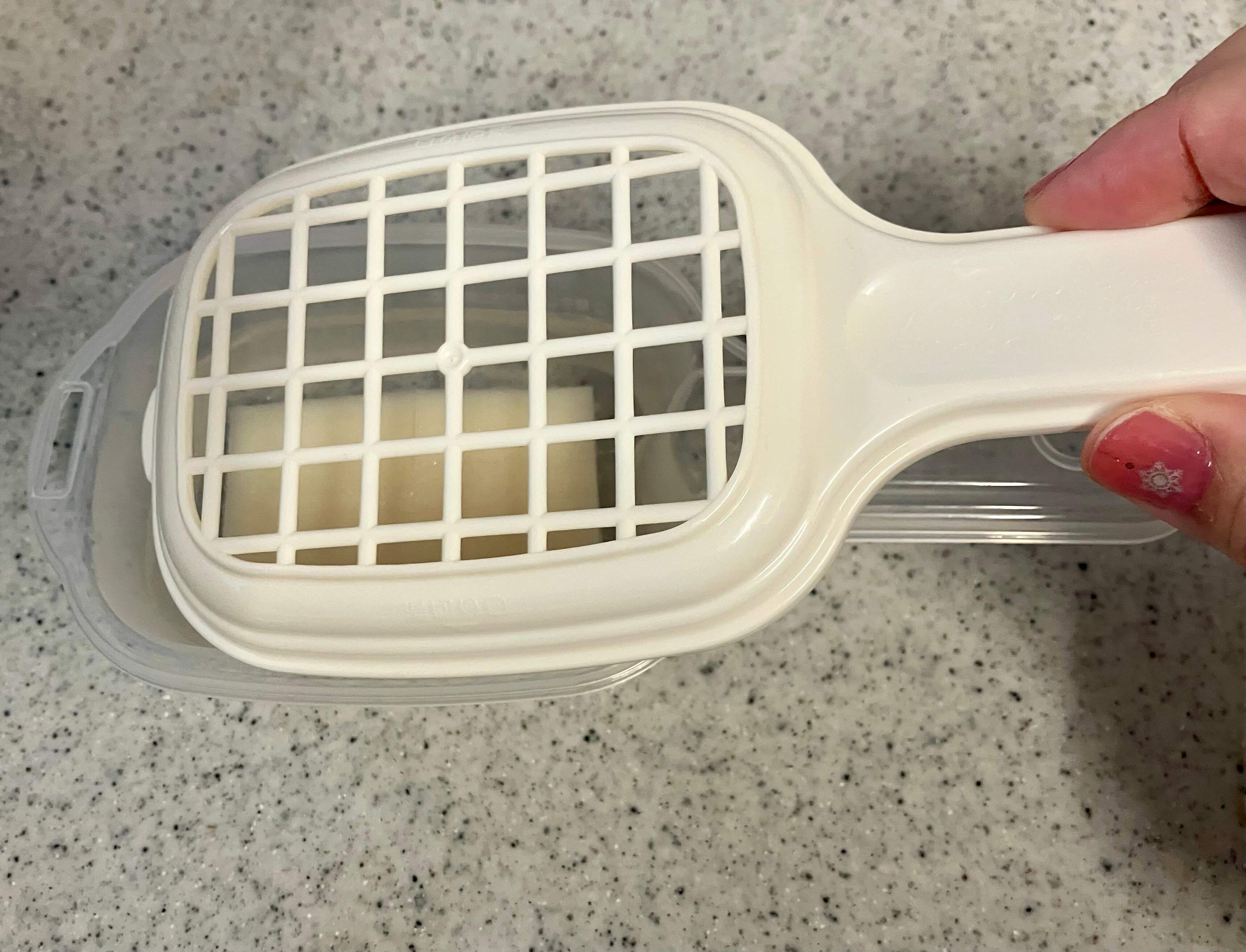 本体容器の空洞部分にフタのツメをセット