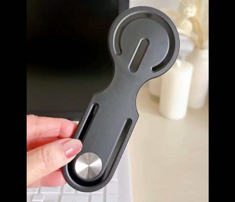 【ダイソー】つけたままでOK!ノートパソコン用スマートフォンホルダー