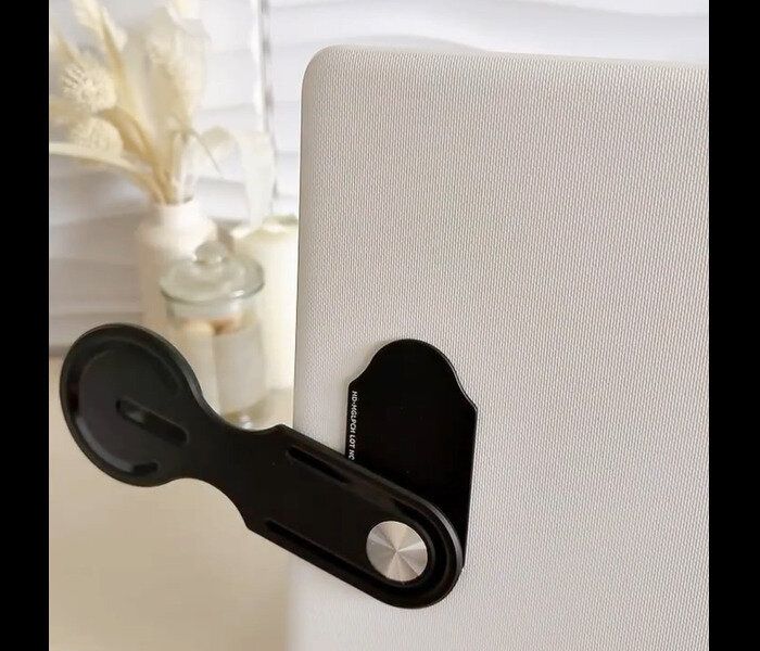 【ダイソー】つけたままでOK!ノートパソコン用スマートフォンホルダー