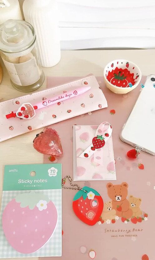 春が待ち遠しい!「データポート用防塵キャップいちご」