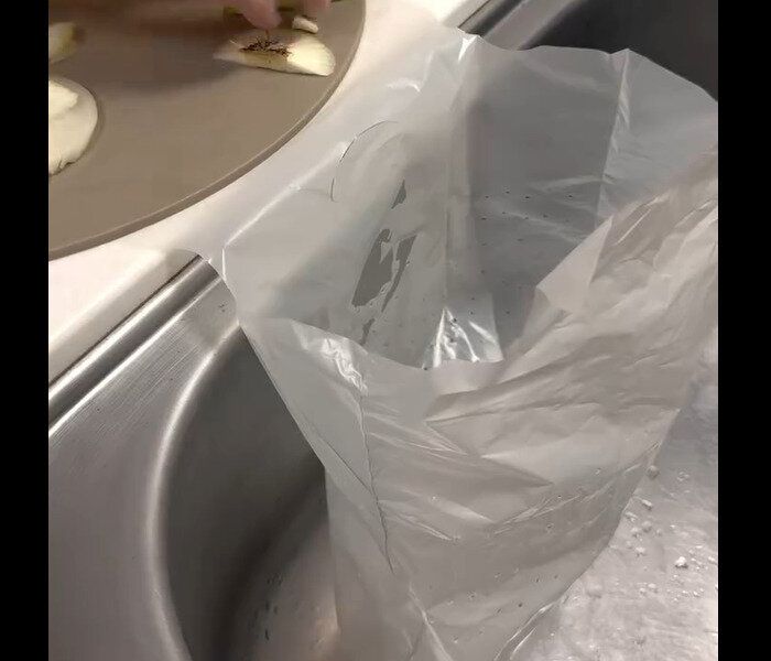 【3COINS】便利すぎ!シンクにペタっと穴あきゴミ袋