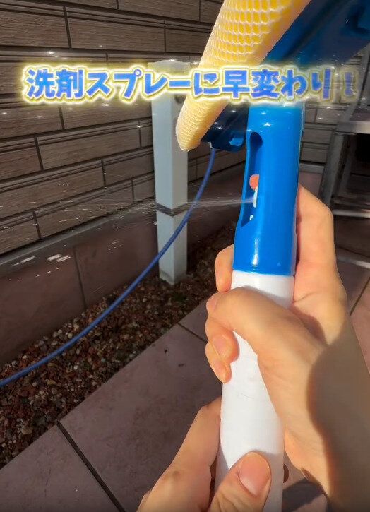 【ダイソー】ベランダ掃除に便利な専用ブラシ