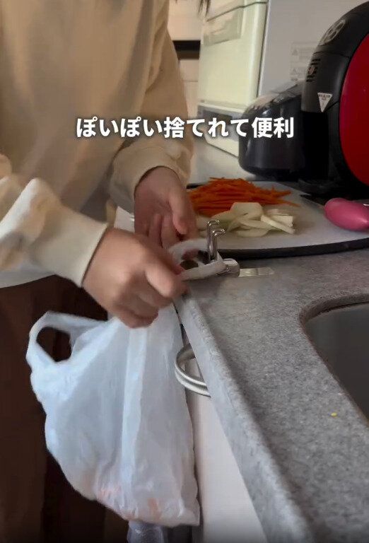 【セリア】貼ってはがせるゴミ袋ホルダーがわりに