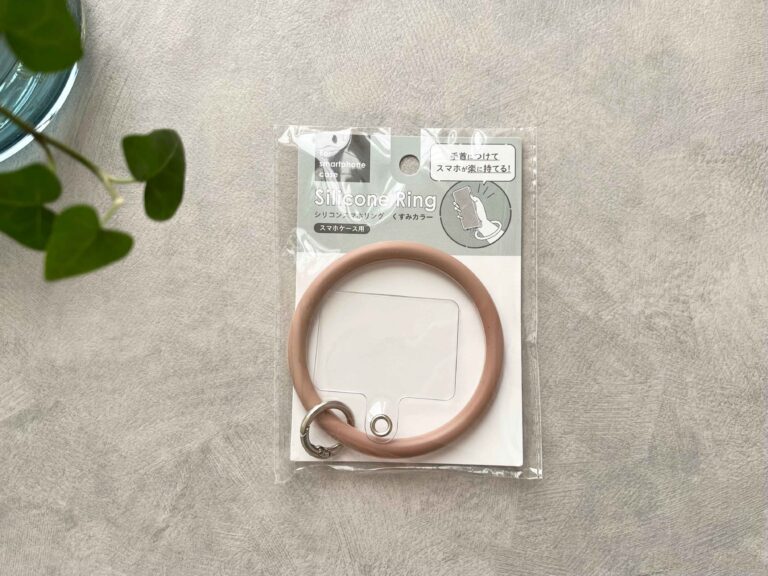 「こんな斬新な使い方があったの!?」」「考えた人、天才！」セリアのスマホブレスレットの意外な活用術