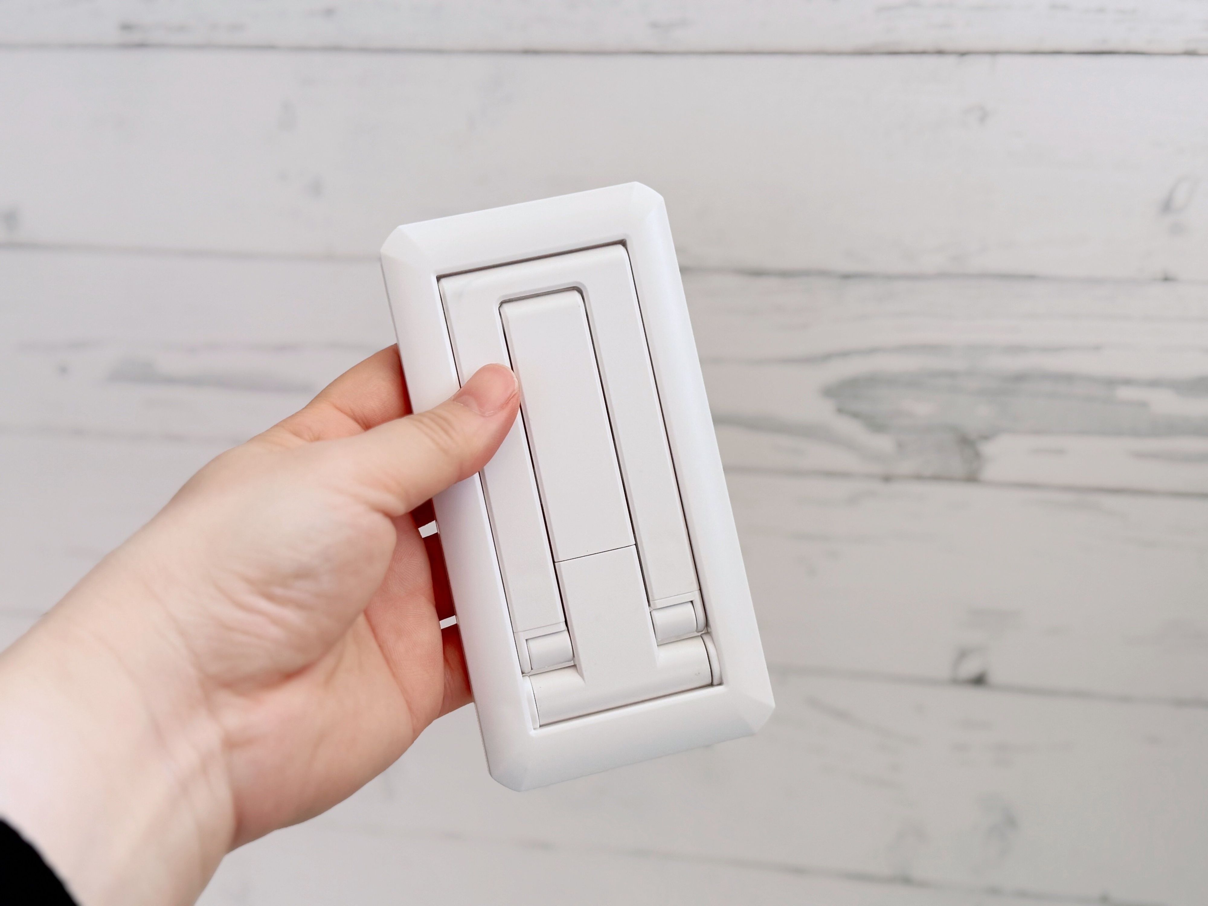 セリア】買わなきゃ損!ミニマルで機能的な110円スマホスタンド