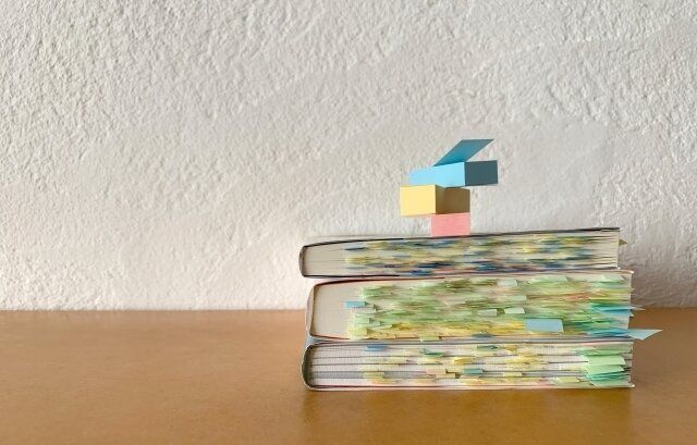 大量の付箋が貼られた本