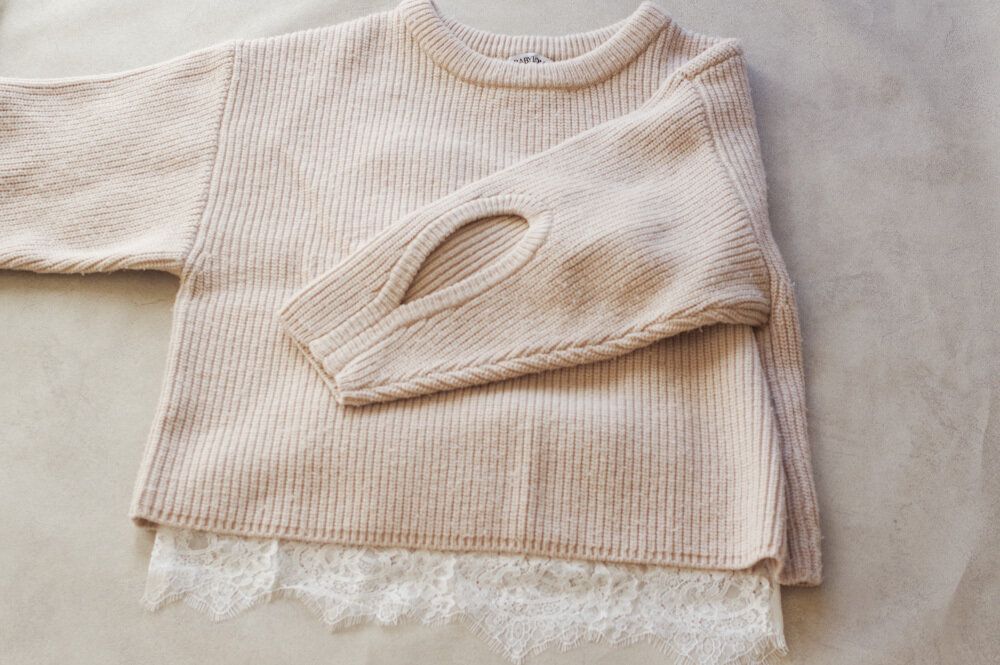 裾から見せると今っぽいアイテム「レースキャミソール」40代はこう着こなす!